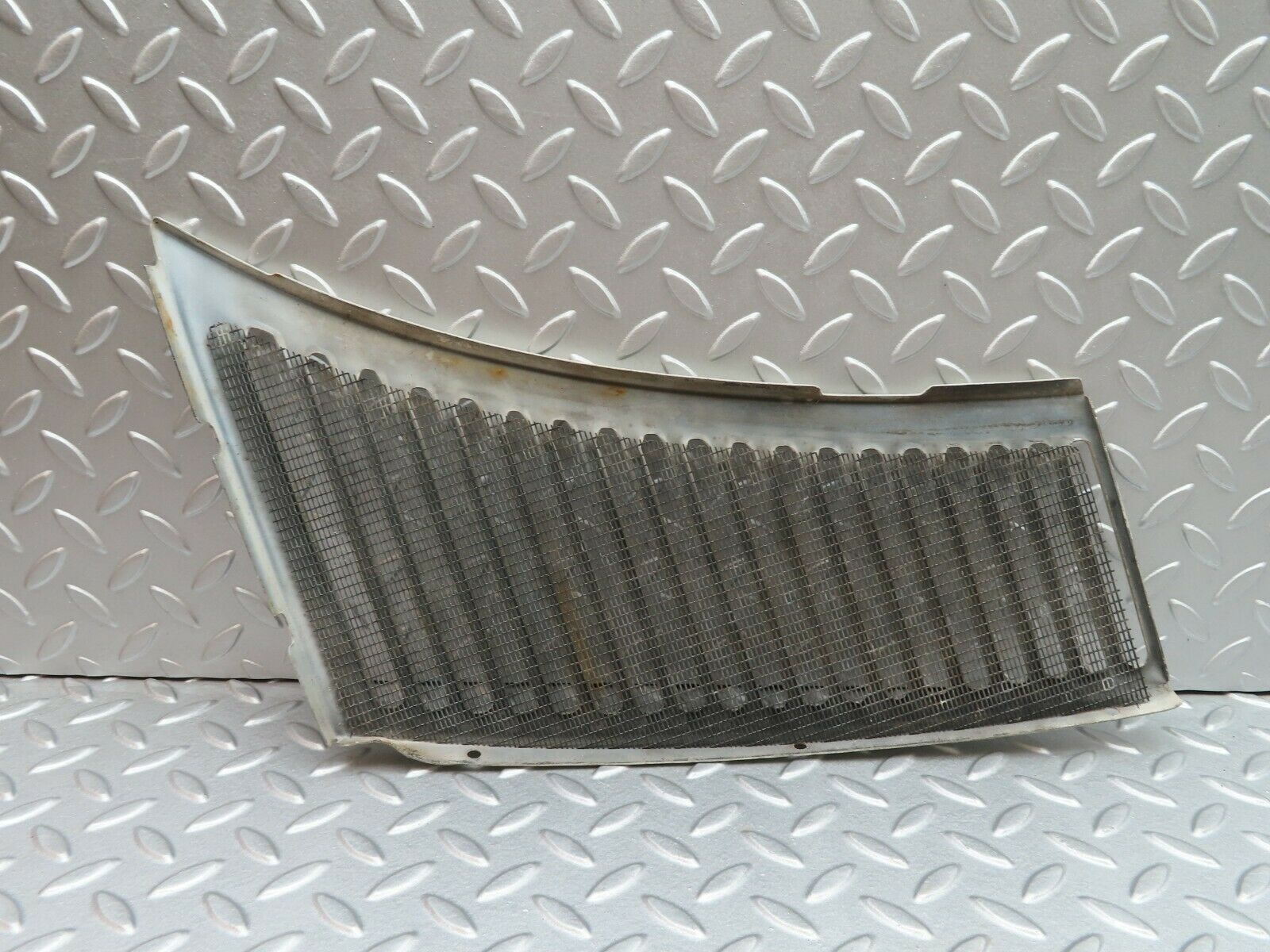4984 Mercedes-Benz R107 350SL Air Intake Grill Left Side