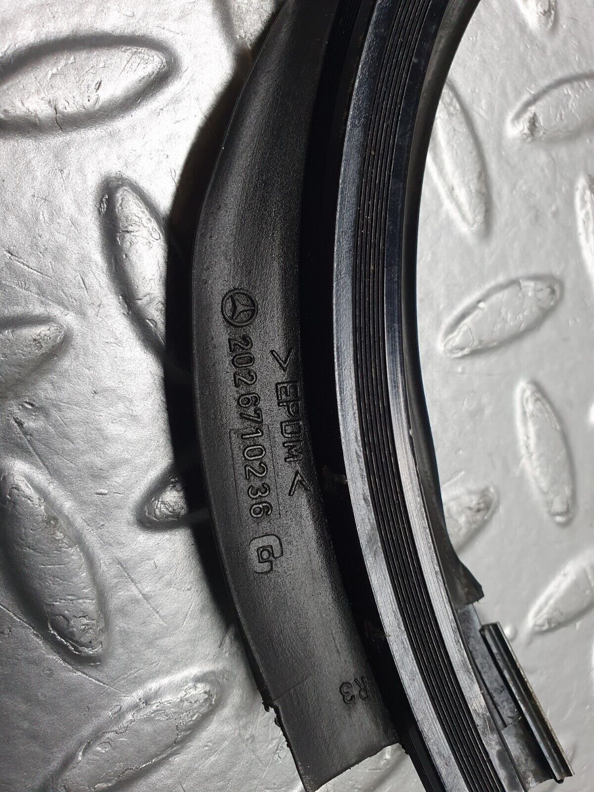 41932 Mercedes-Benz W202 C200 Rear Windscreen Frame 2026710236 2026710136