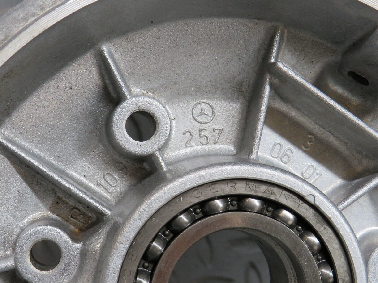 36426 Mercedes-Benz R107 450SL Automatic Gearbox Bell Housing 1092570601