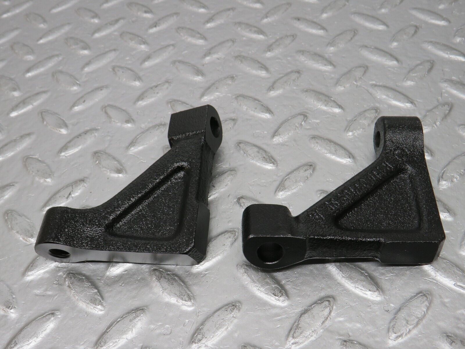 32757 Mercedes-Benz C107 R107 350 V8 Engine Mount Bracket Pair 1160110895 1160110995