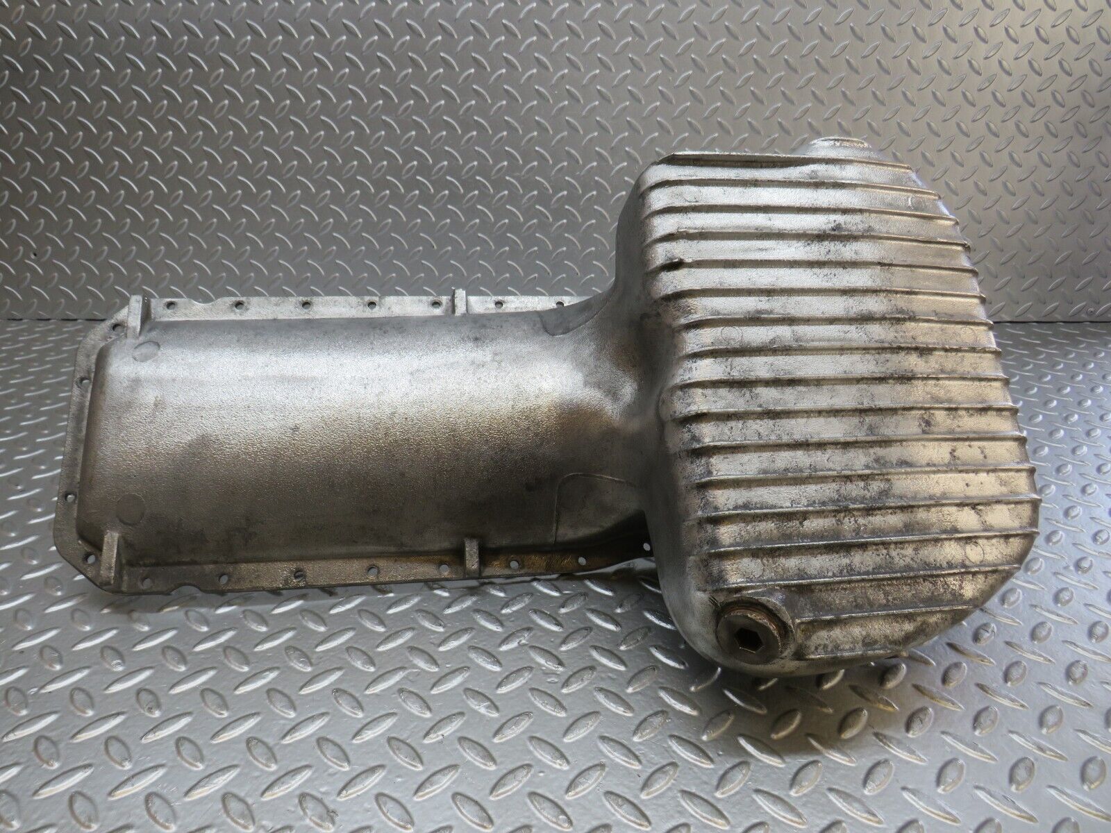 32845 Mercedes-Benz C107 R107 350 V8 Oil Pan Oil Sump 1160102913