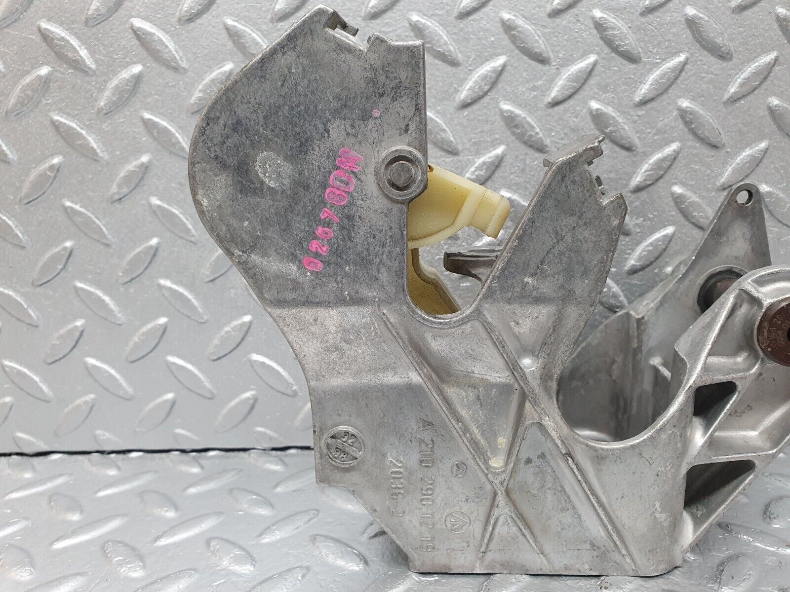 41968 Mercedes-Benz W202 C200 Brake Pedal Bracket 2102901219 1402921531