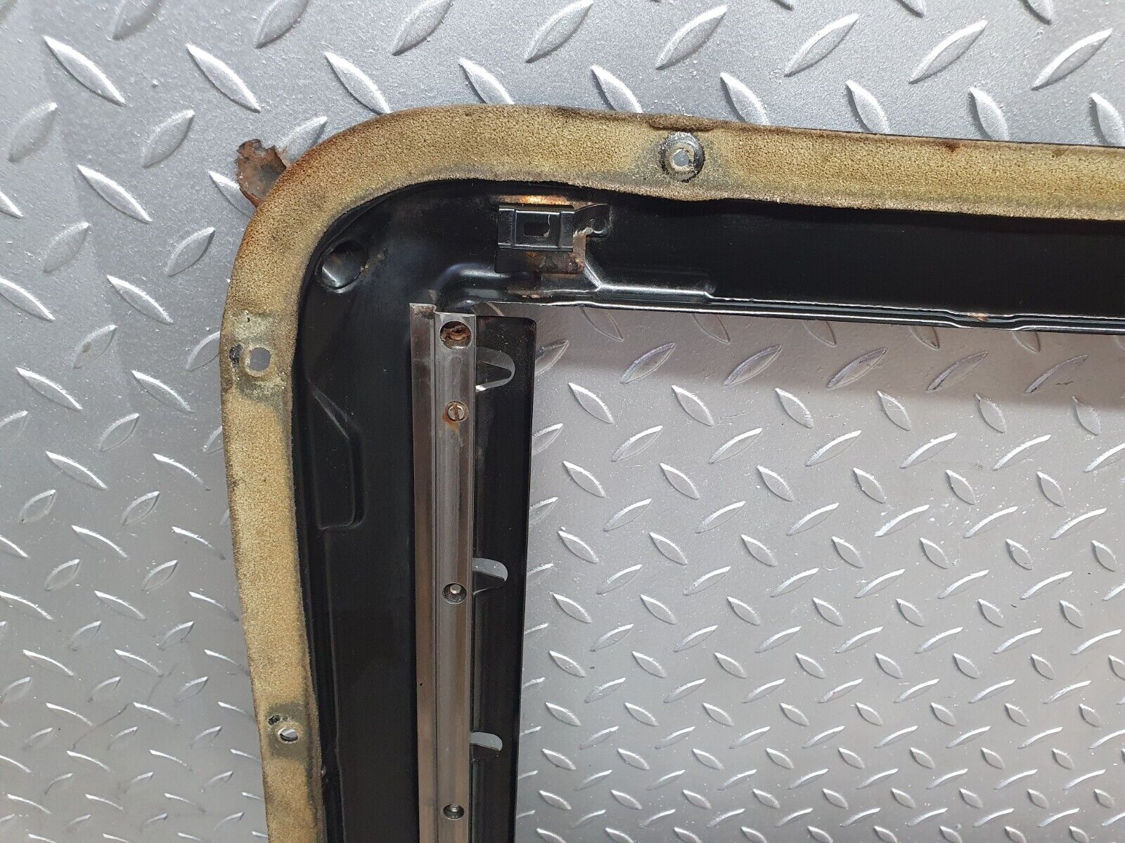 43818 Mercedes-Benz C126 380SEC Coupe Power Sunroof Frame