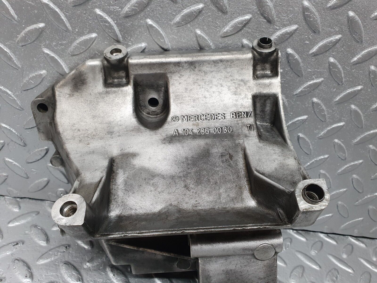 42489 Mercedes-Benz R129 320SL Coupe AC Compressor Mount Bracket 1042360030
