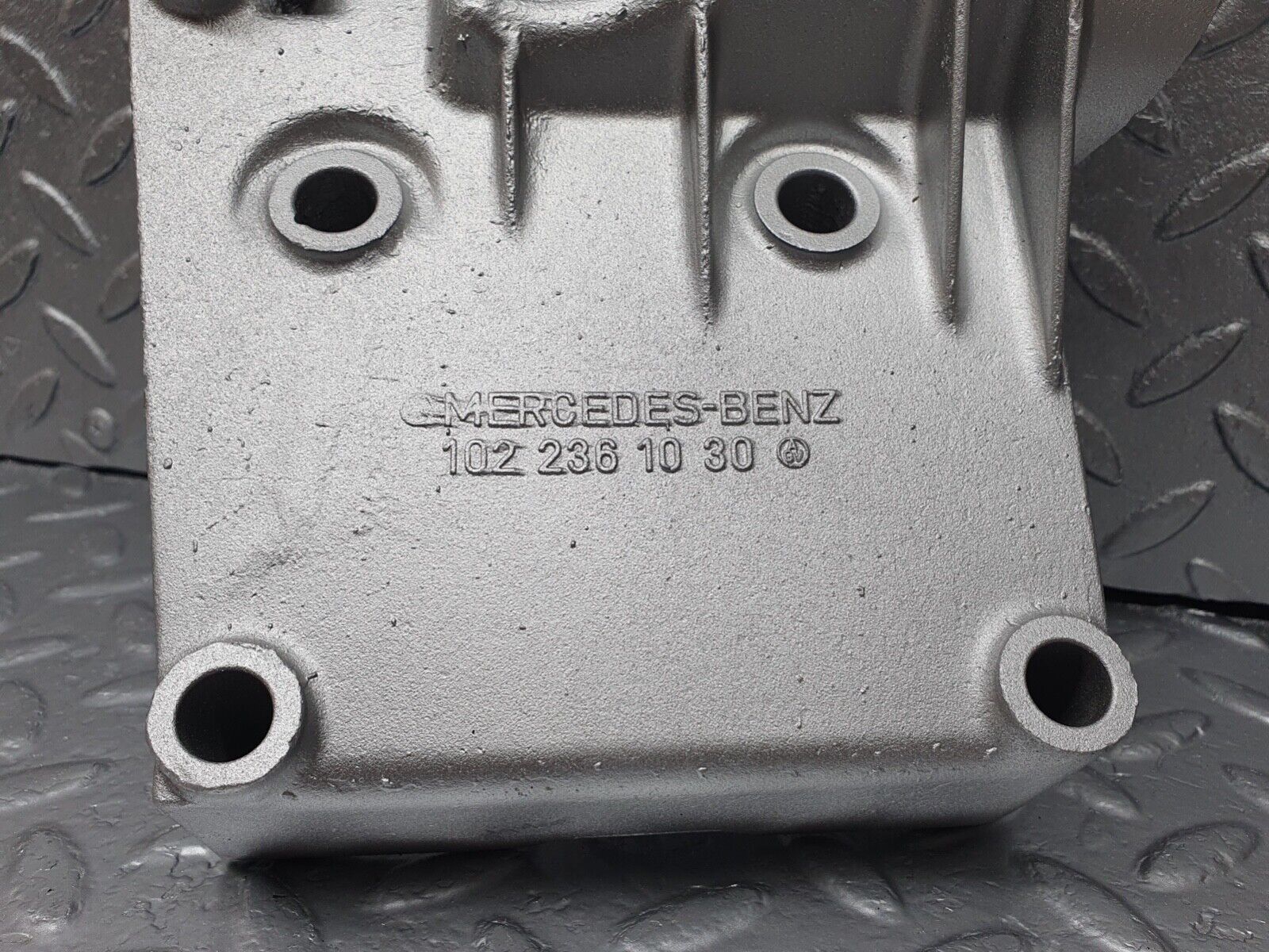 42985 Mercedes-Benz W201 190 Power Steering Pump Bracket 1022361030