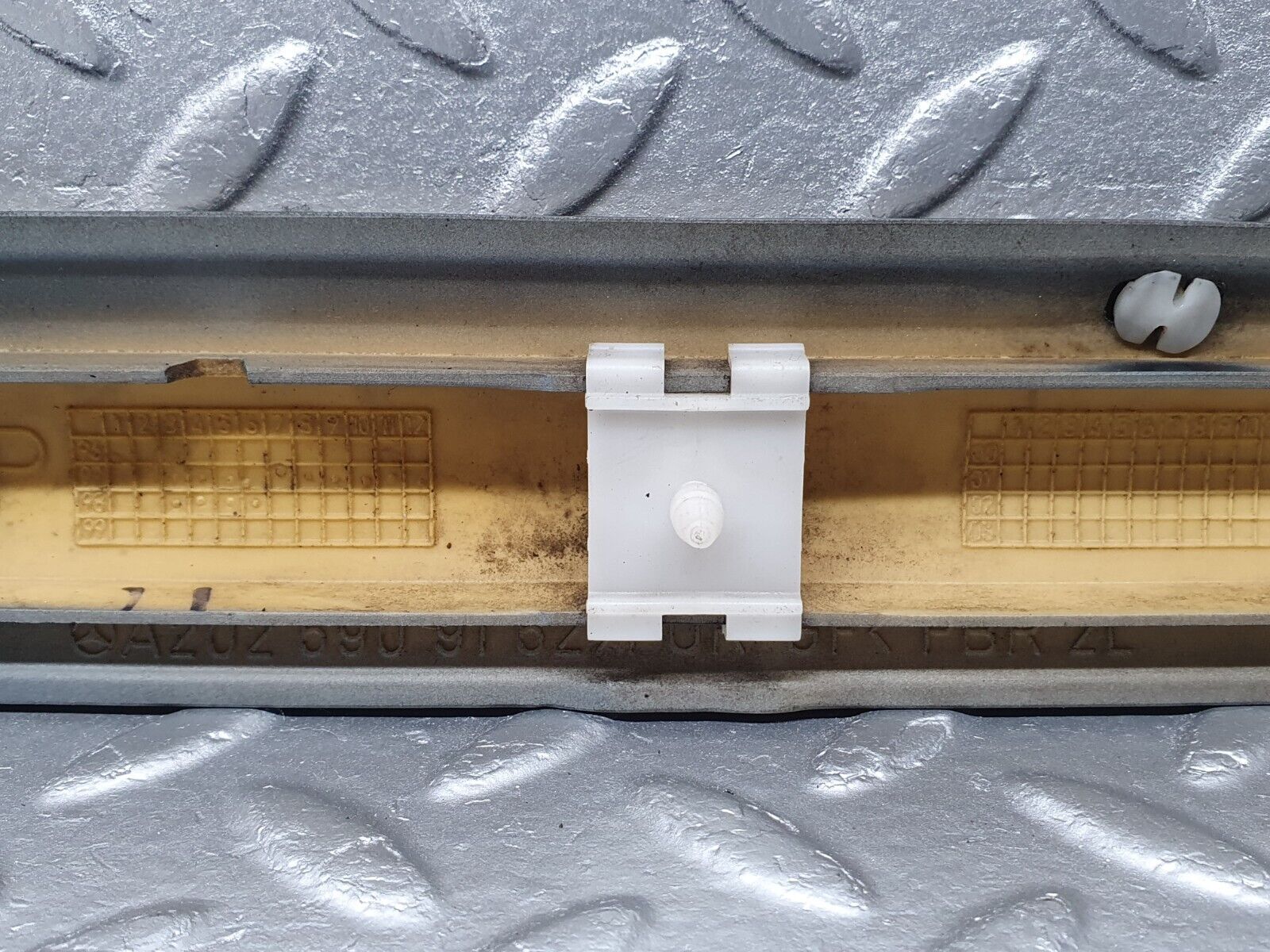 41803 Mercedes-Benz W202 C200 Front Left Fender Wing Centre Moulding 2026909162