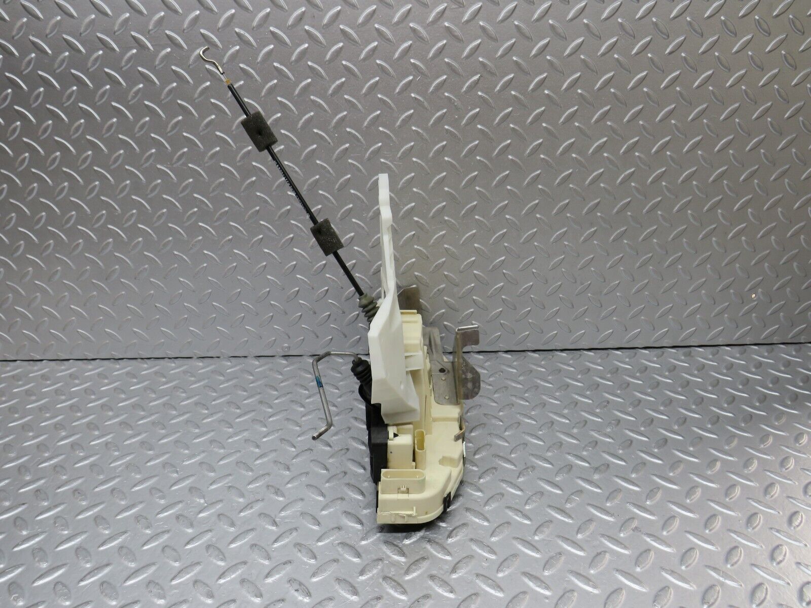 35235 Mercedes-Benz W221 Front Right Door Lock Mechanism 2217202835