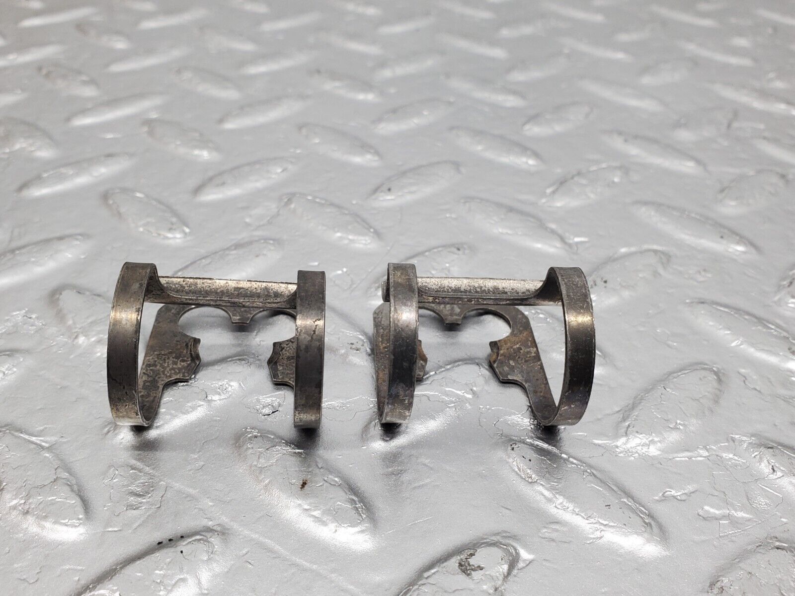 45475 Mercedes-Benz 280E M110.988 Valve Rocker Arm With Retaining Spring