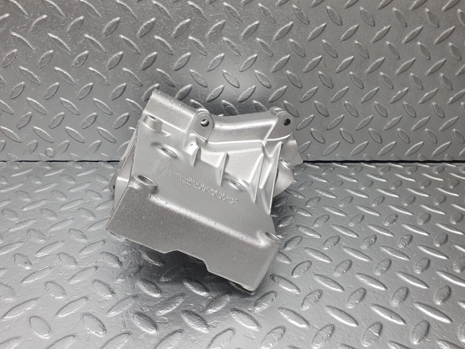 42985 Mercedes-Benz W201 190 Power Steering Pump Bracket 1022361030