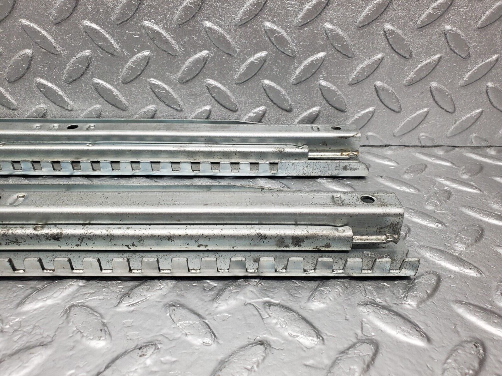 46629 Mercedes-Benz C123 280CE Coupe Front Right Seat Rail