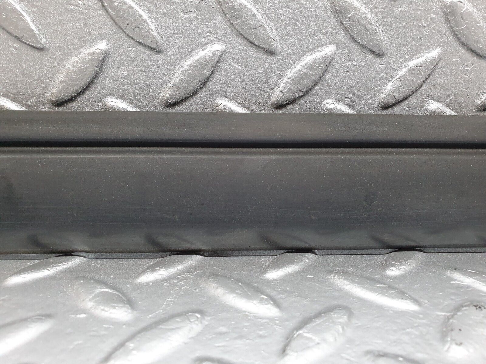 41682 Mercedes-Benz W124 200E Front Left Door Centre Moulding Trim