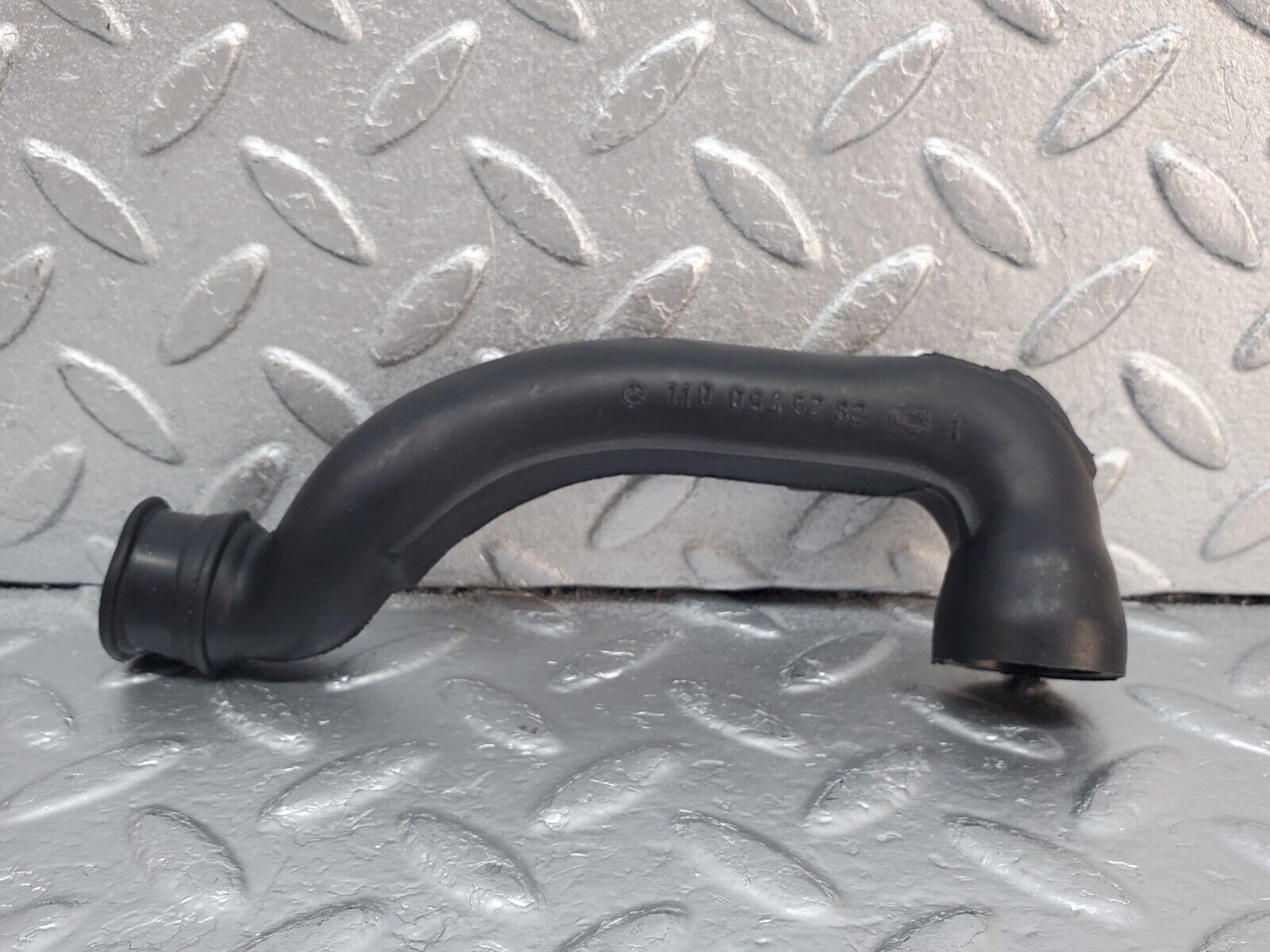 45394 Mercedes-Benz 280E M110.983 Air Intake Pipe 1100945282