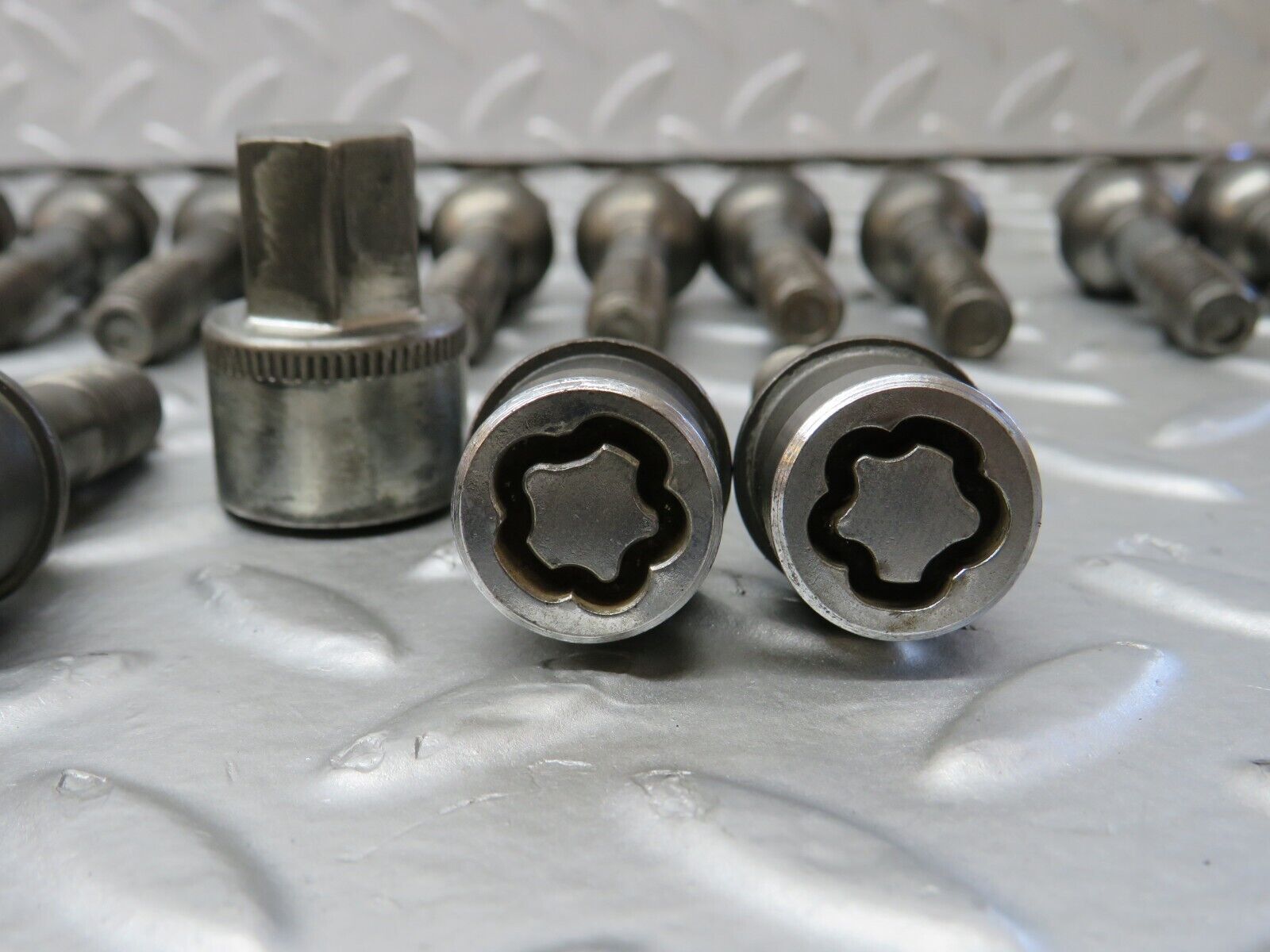 37998 Mercedes-Benz A124 Cabriolet Alloy Wheel Lug Bolt Set With Locking Bolts M12x1.5