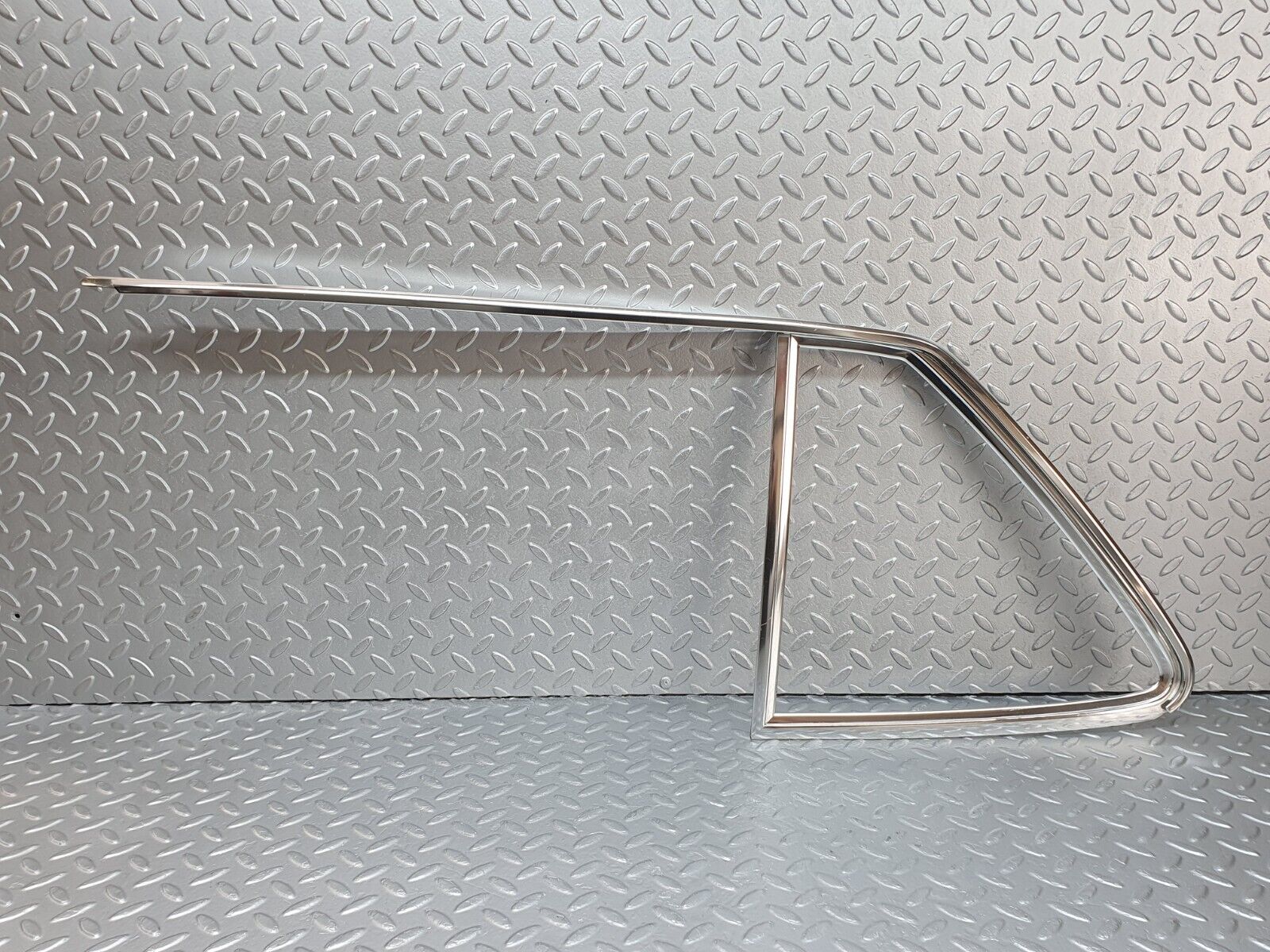 43052 Mercedes-Benz R107 Hardtop Side Window Chrome Moulding Trim Left