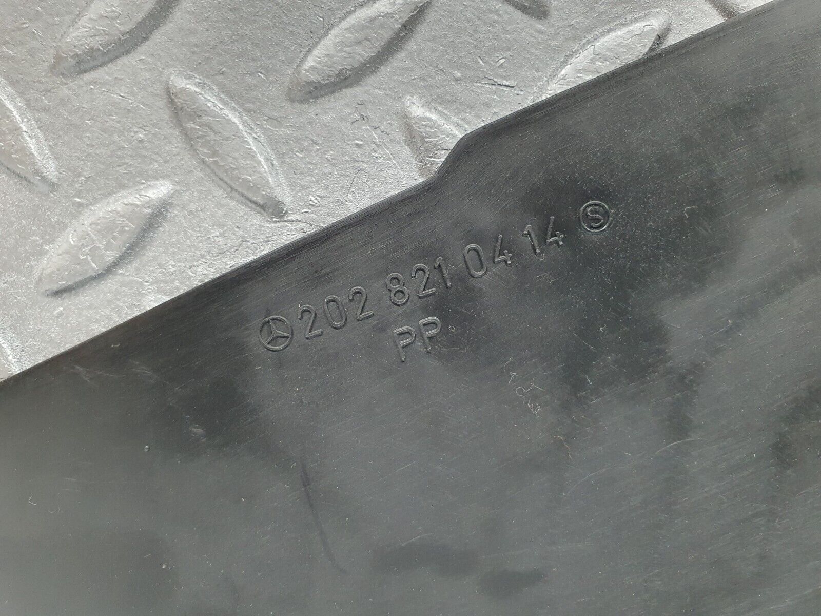 41957 Mercedes-Benz W202 C200 Boot Cable Cover 2028210414