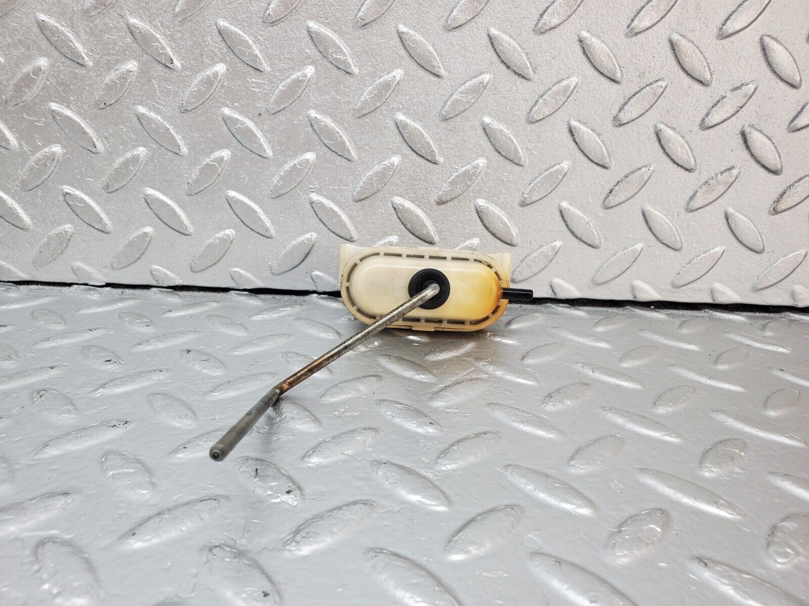 44434 Mercedes-Benz W123 280E Fuel Tank Flap Cap Vacuum Actuator