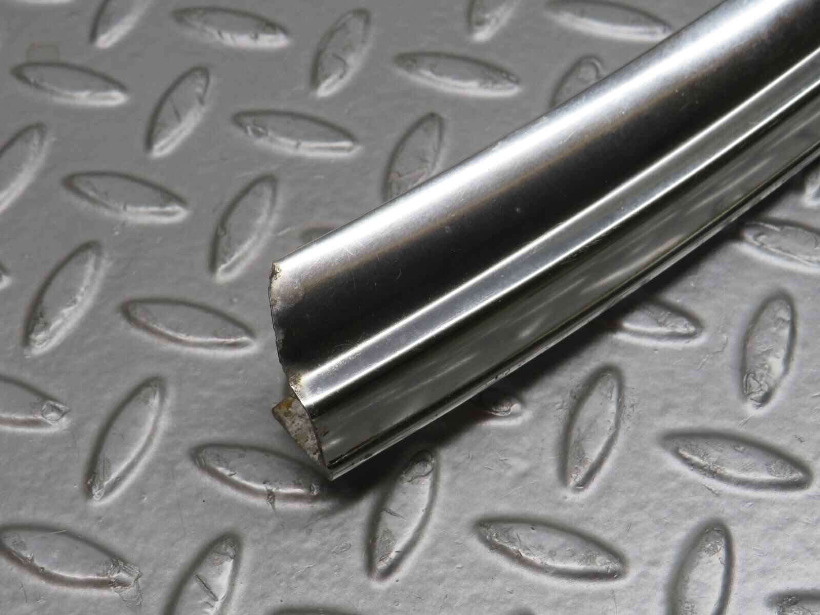 39859 Mercedes-Benz R107 350SL Hardtop Under Windshield Chrome Trim