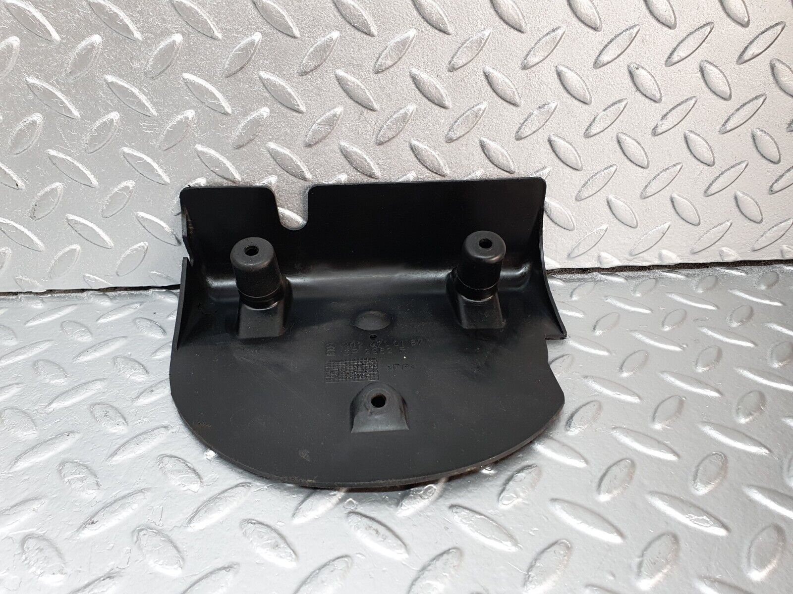 41944 Mercedes-Benz W202 C200 Fuel Tank Plastic Cover Right 2024710187