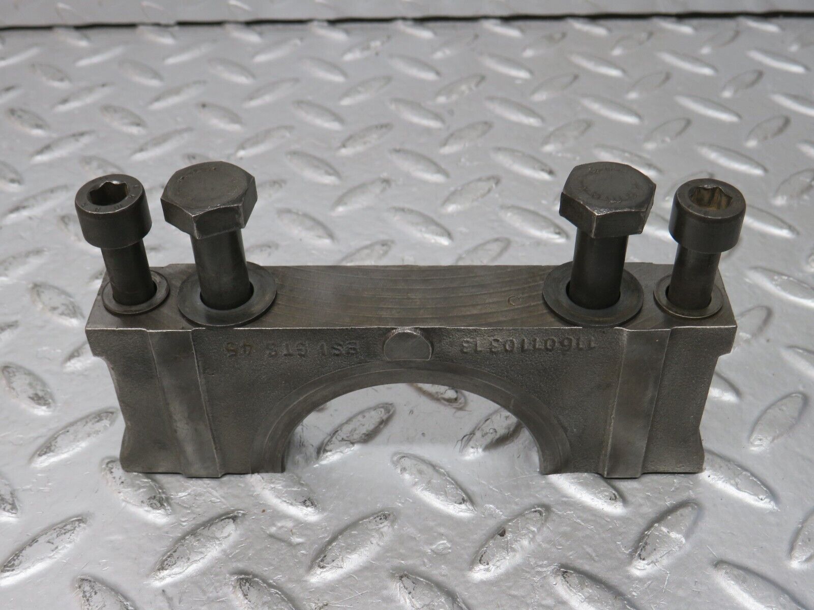 32869 Mercedes-Benz C107 R107 350 V8 Crankshaft Bearing Block 1160110312