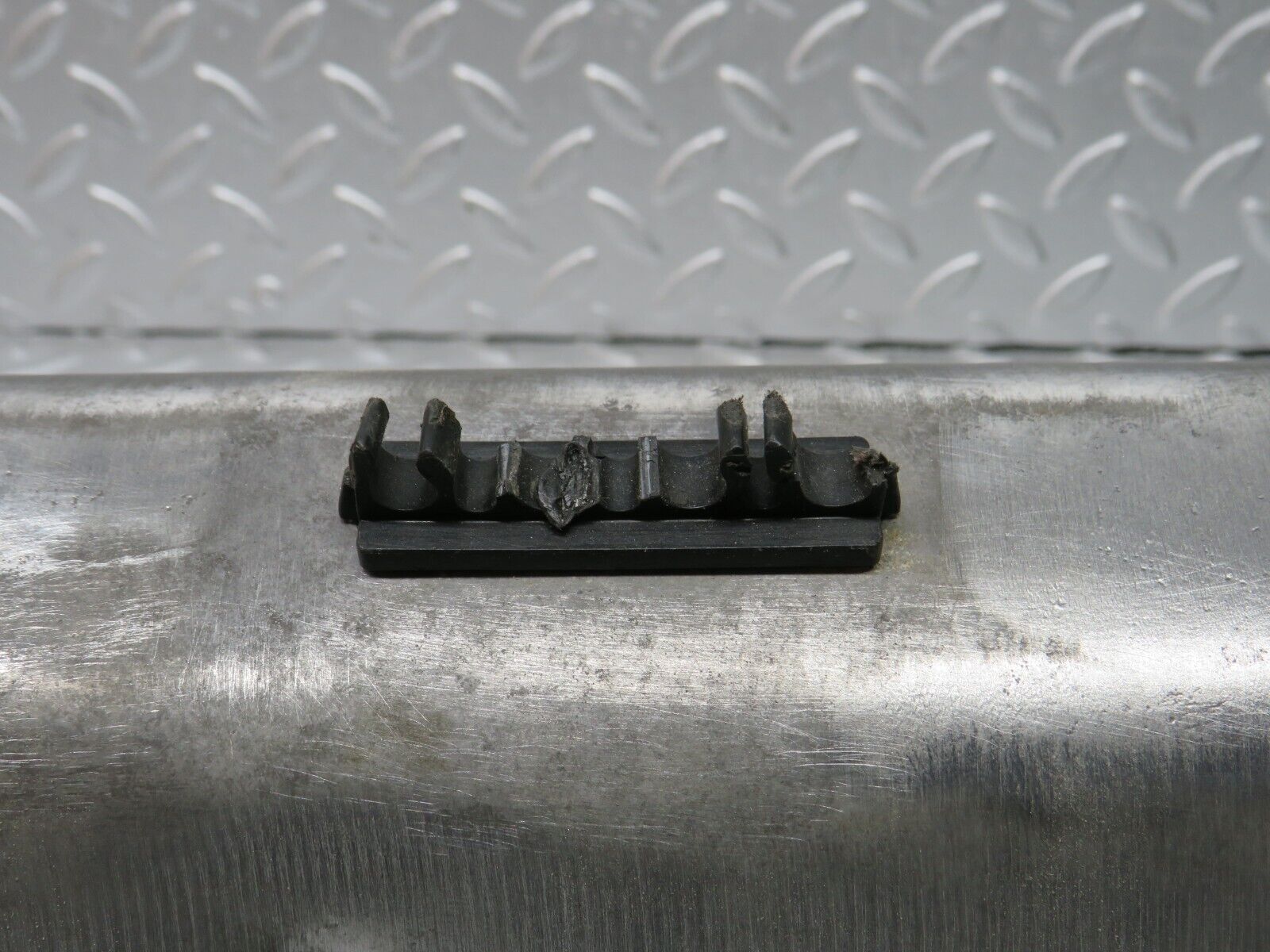 32963 Mercedes-Benz C107 R107 450 Cylinder Head Valve Cover Right 1160163305