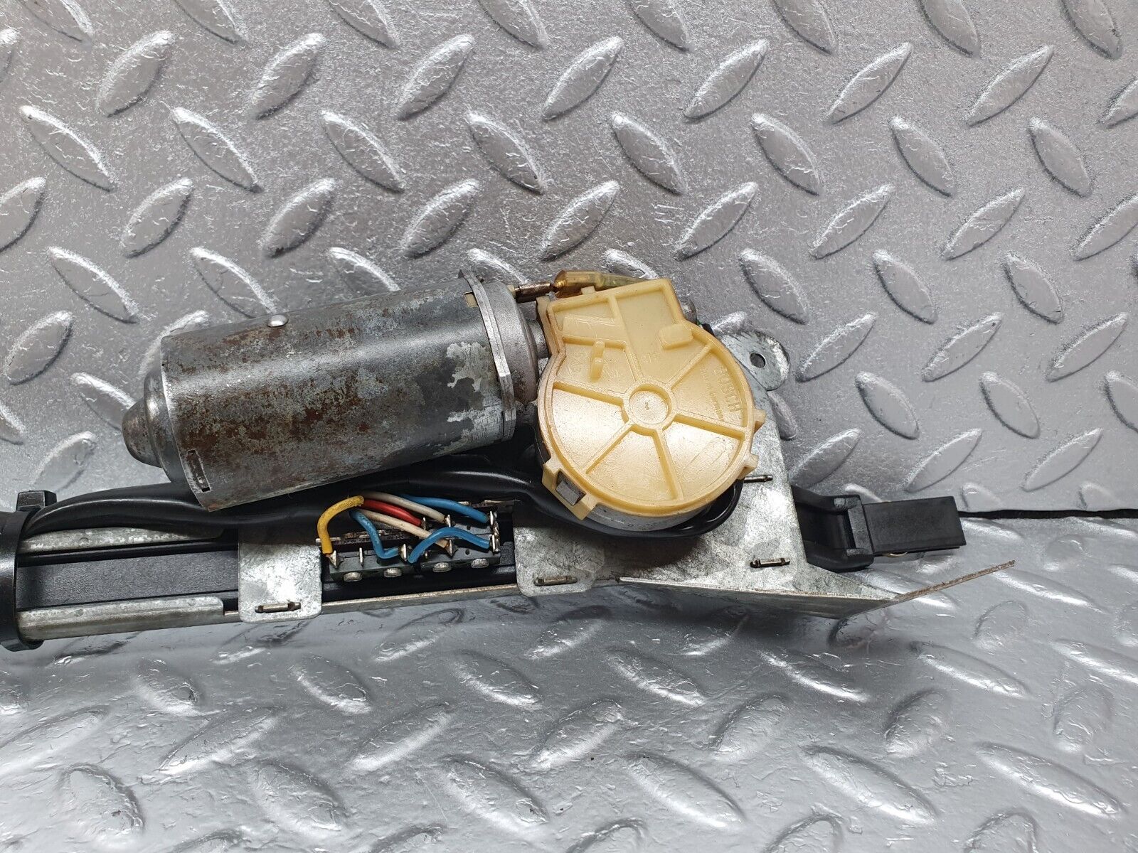 43749 Mercedes-Benz C126 380SEC Coupe Seat Belt Presenter Left 0008600082 0132004300 0008201915