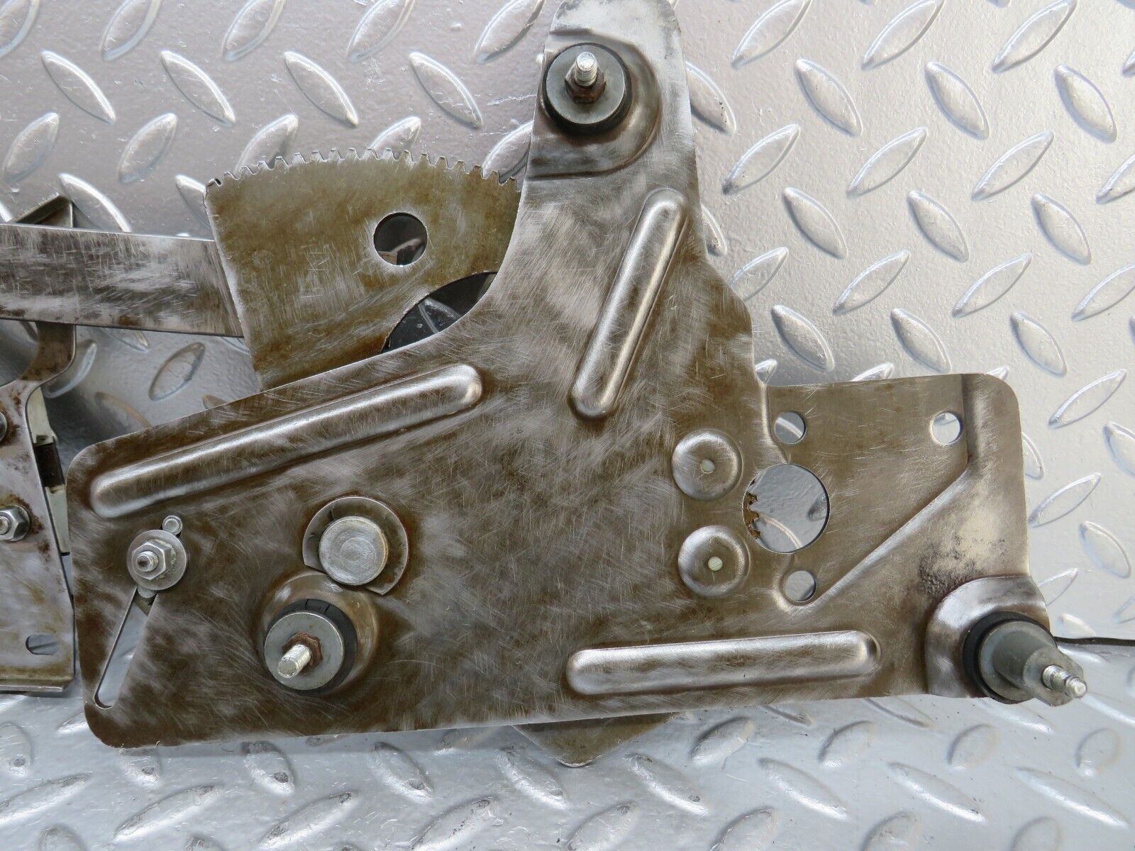 25083 Mercedes-Benz C107 Rear Right Power Window Regulator 1076701003