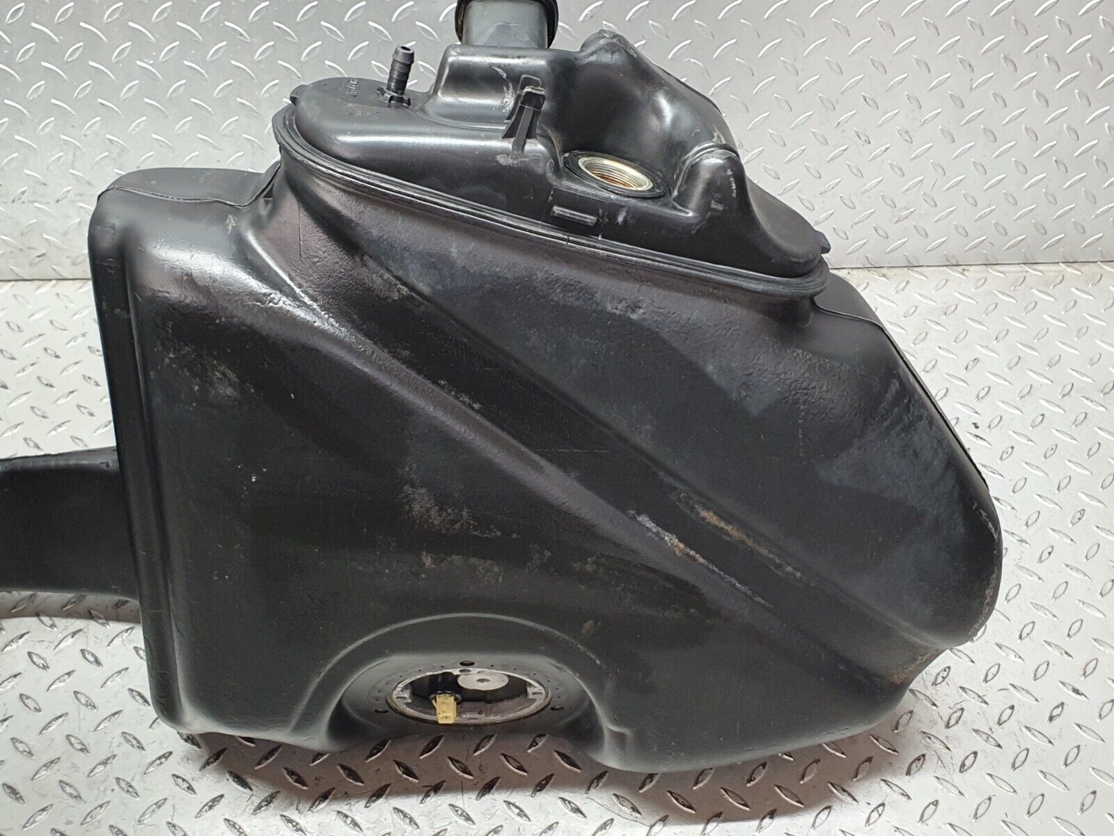41999 Mercedes-Benz W202 C200 Fuel Tank Plastic 2024706901