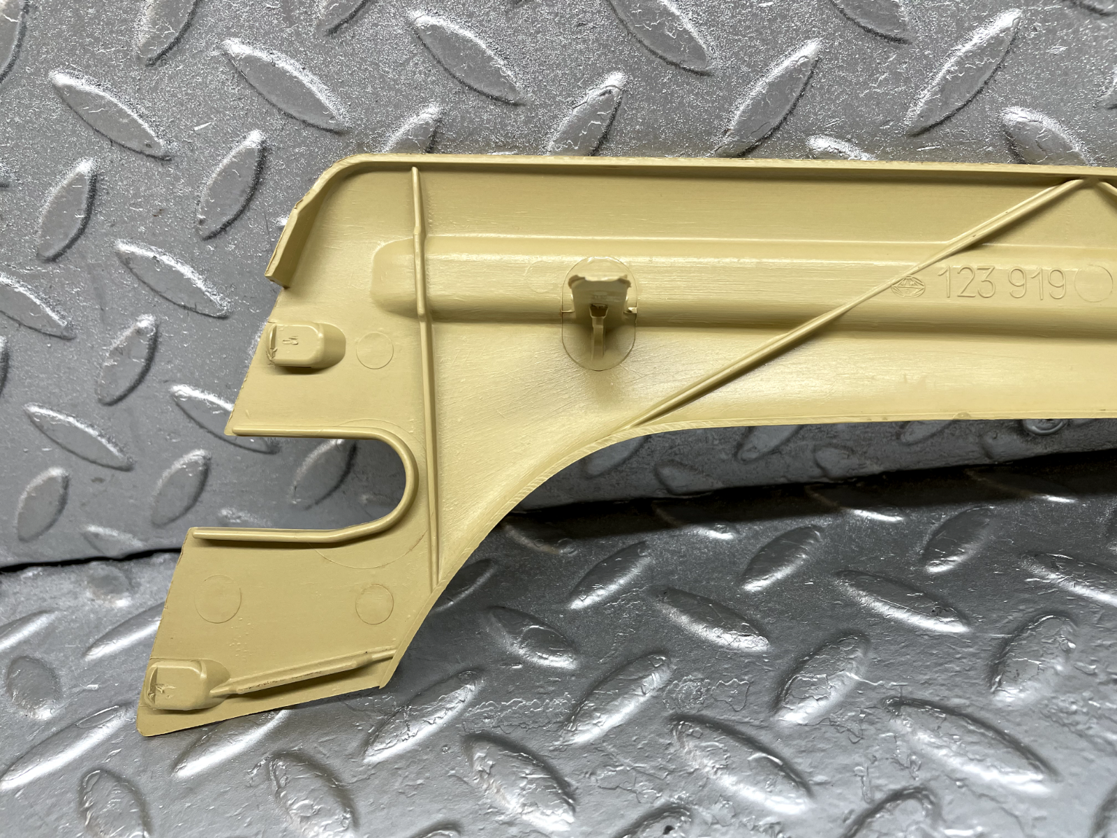 44281 Mercedes-Benz W123 280E Front Right Seat Cover Trim Beige 1239193120