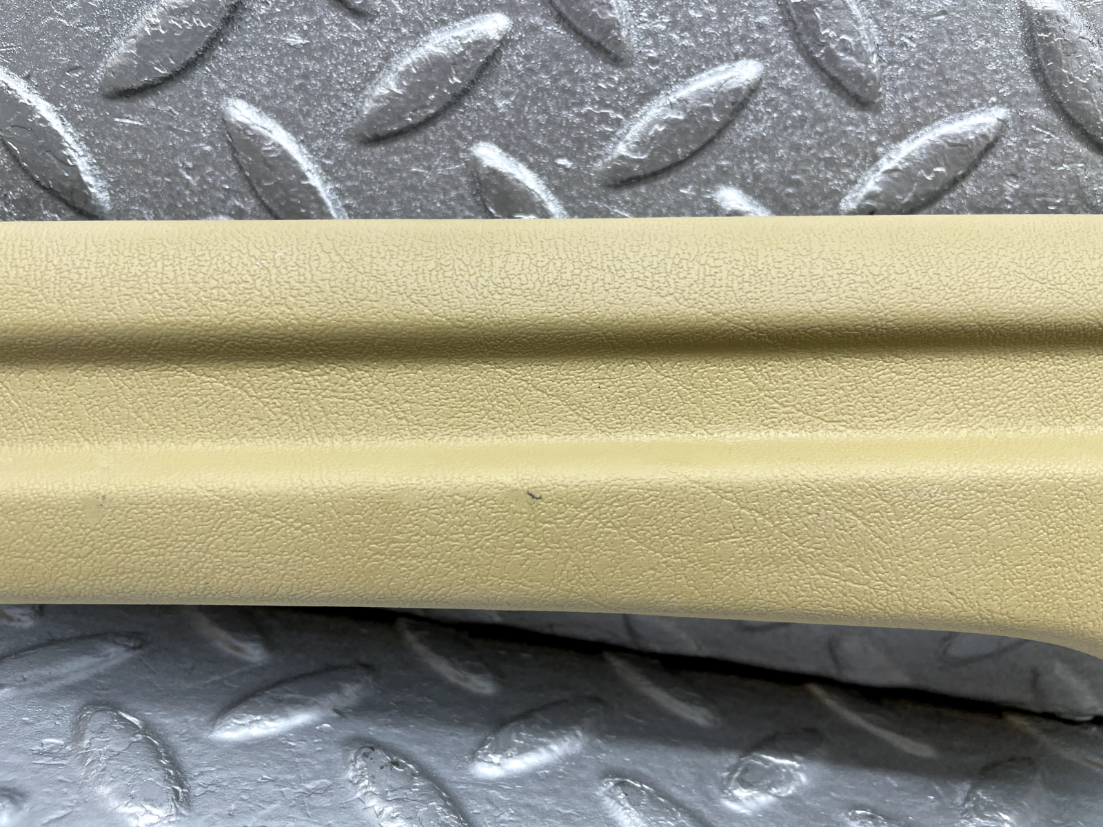 44281 Mercedes-Benz W123 280E Front Right Seat Cover Trim Beige 1239193120