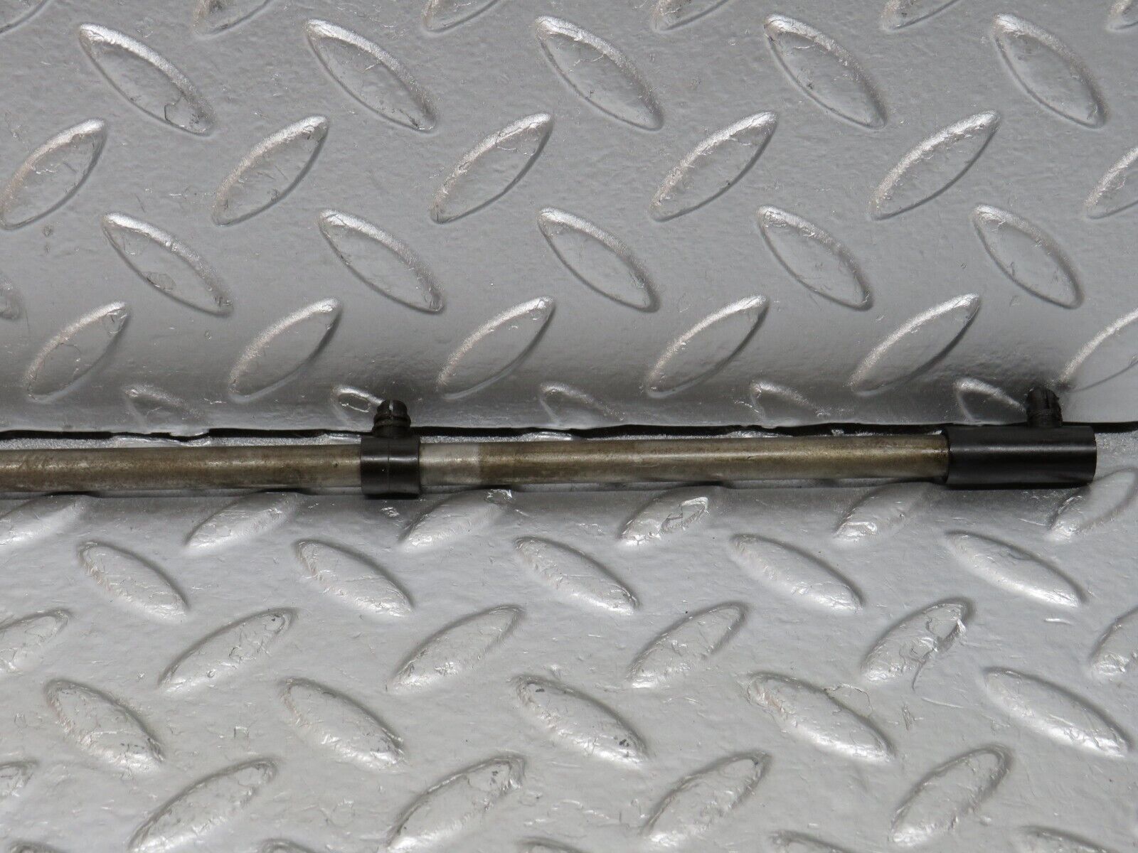 32958 Mercedes-Benz C107 R107 450 V8 Camshaft Oil Tube