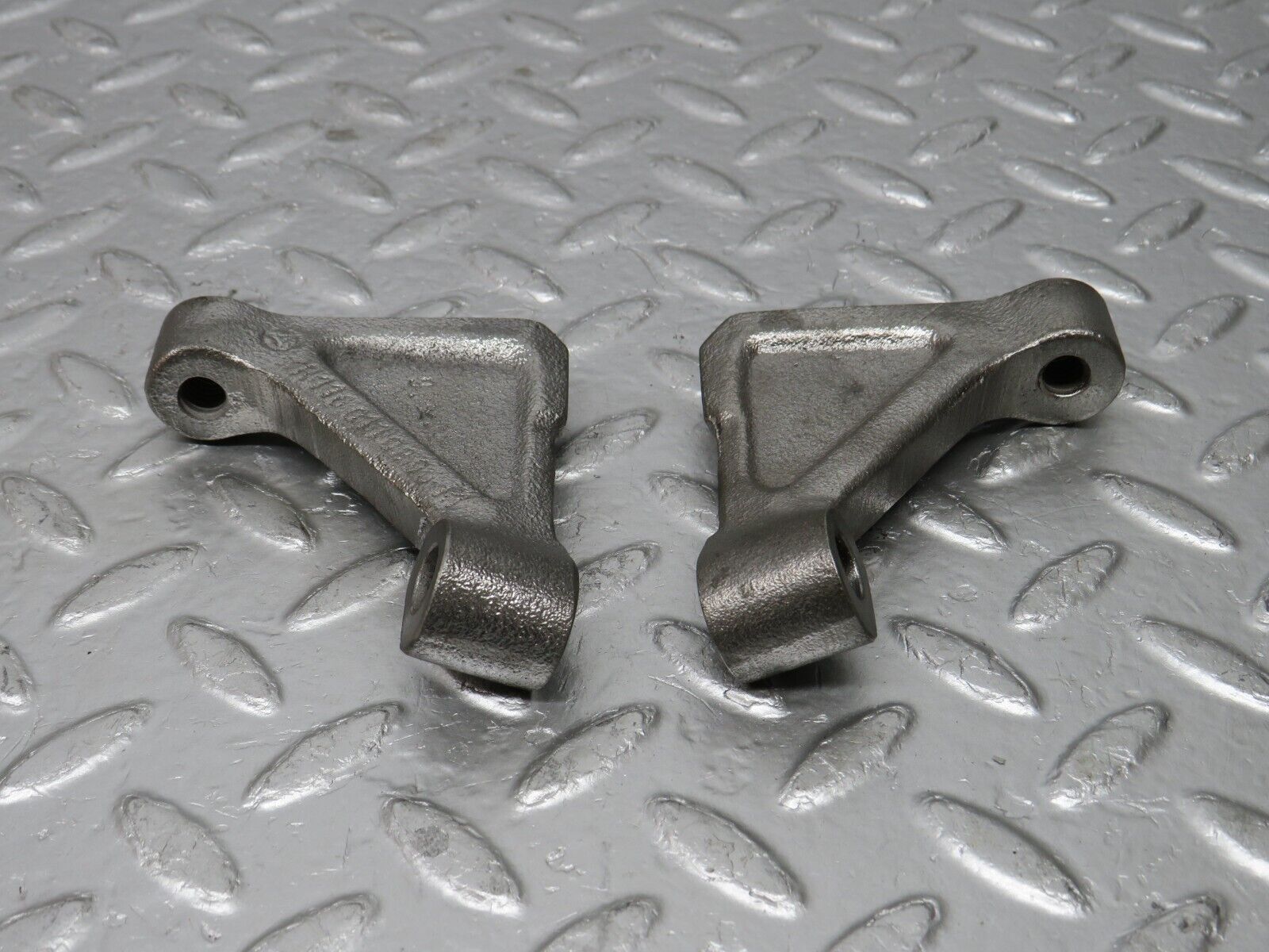 32952 Mercedes-Benz C107 R107 Engine Mount Bracket Pair 1160110895 1160110995