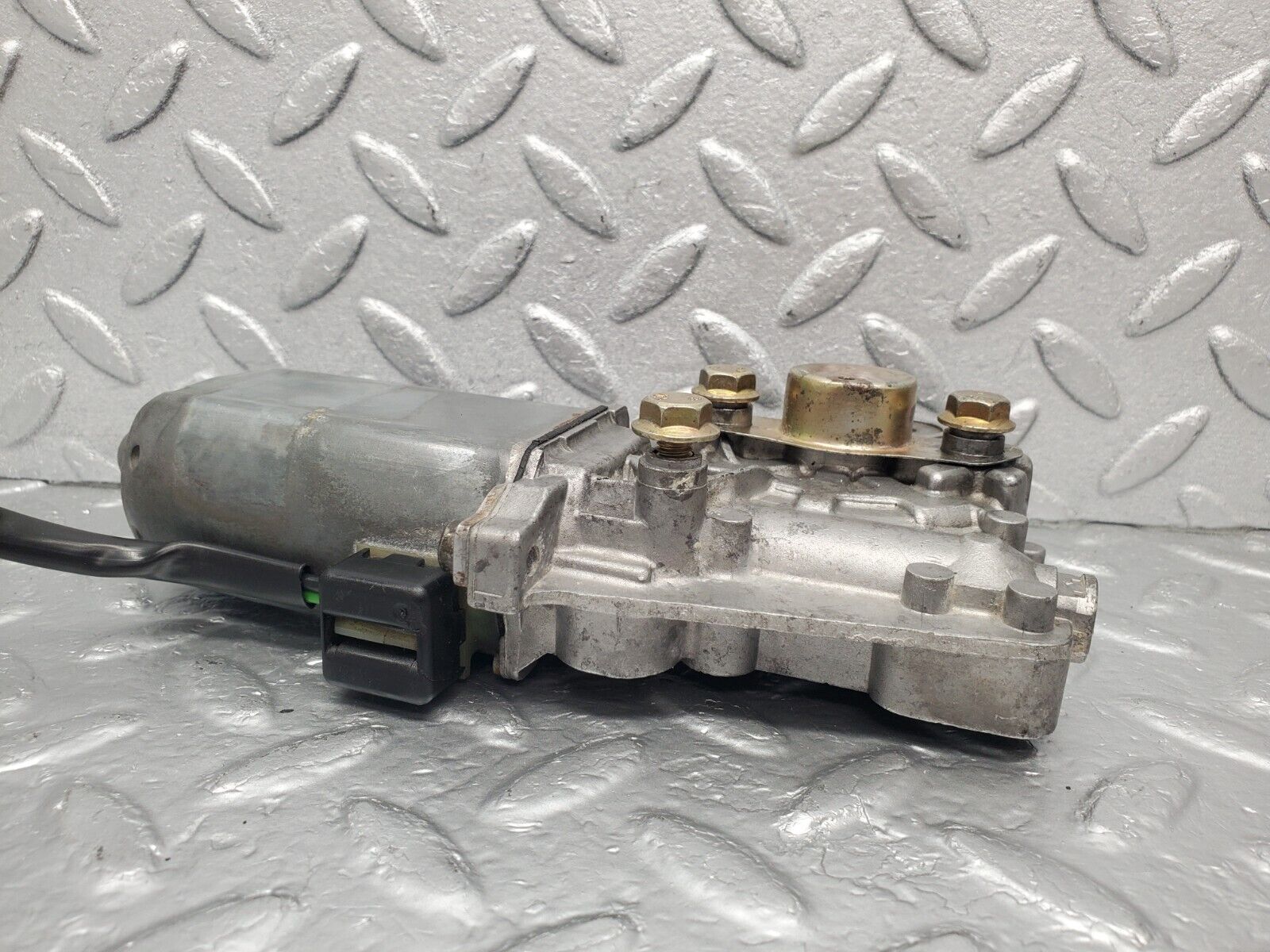 46136 Mercedes-Benz W124 Front Right Window Regulator Motor 0130821285