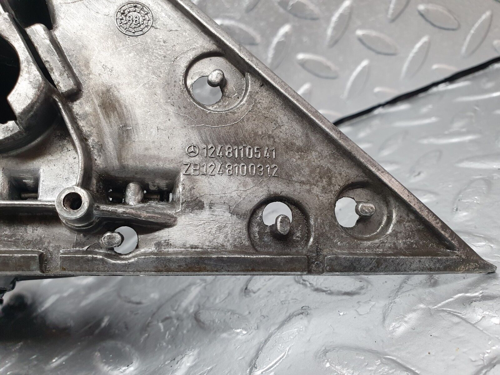 42857 Mercedes-Benz W201 190 2.0L Wing Mirror Bracket With Frame Left 1248110335 1248110541