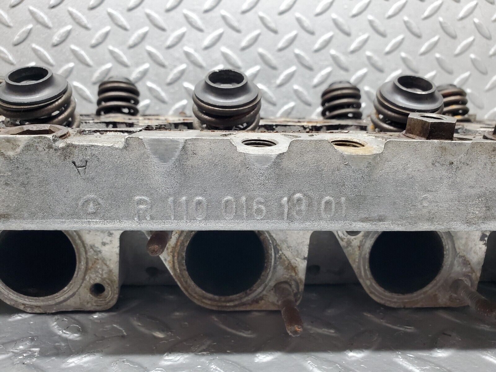 44552 Mercedes-Benz W123 280E Cylinder Head 1100161901