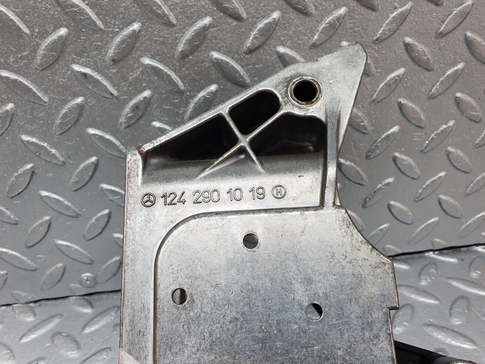 42200 Mercedes-Benz R129 320SL Coupe Brake Pedal Bracket 1242901019 1402921031