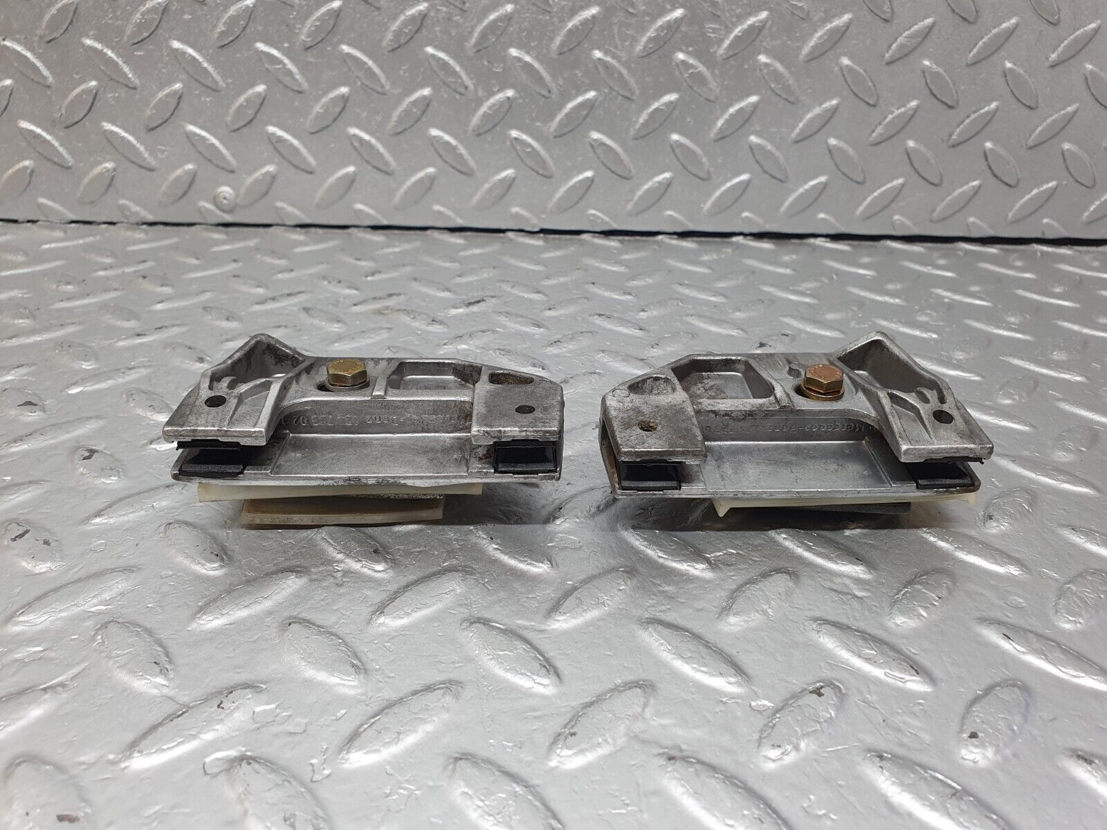 42505 Mercedes-Benz R129 320SL Coupe Door Window Guide Bracket 1247250132 1247250232