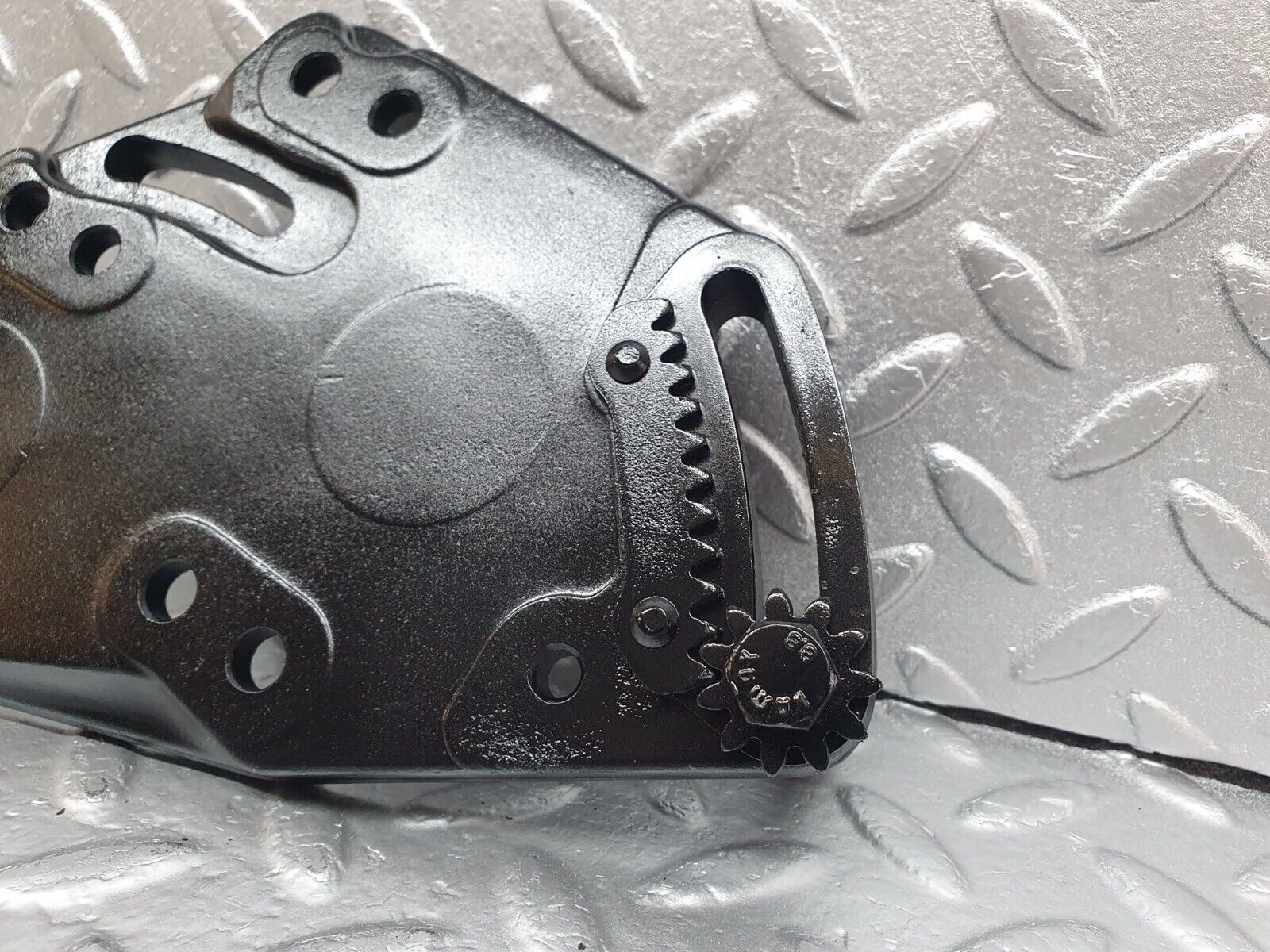 43551 Mercedes-Benz C126 380SEC Coupe Power Steering Pump Bracket 1174661141