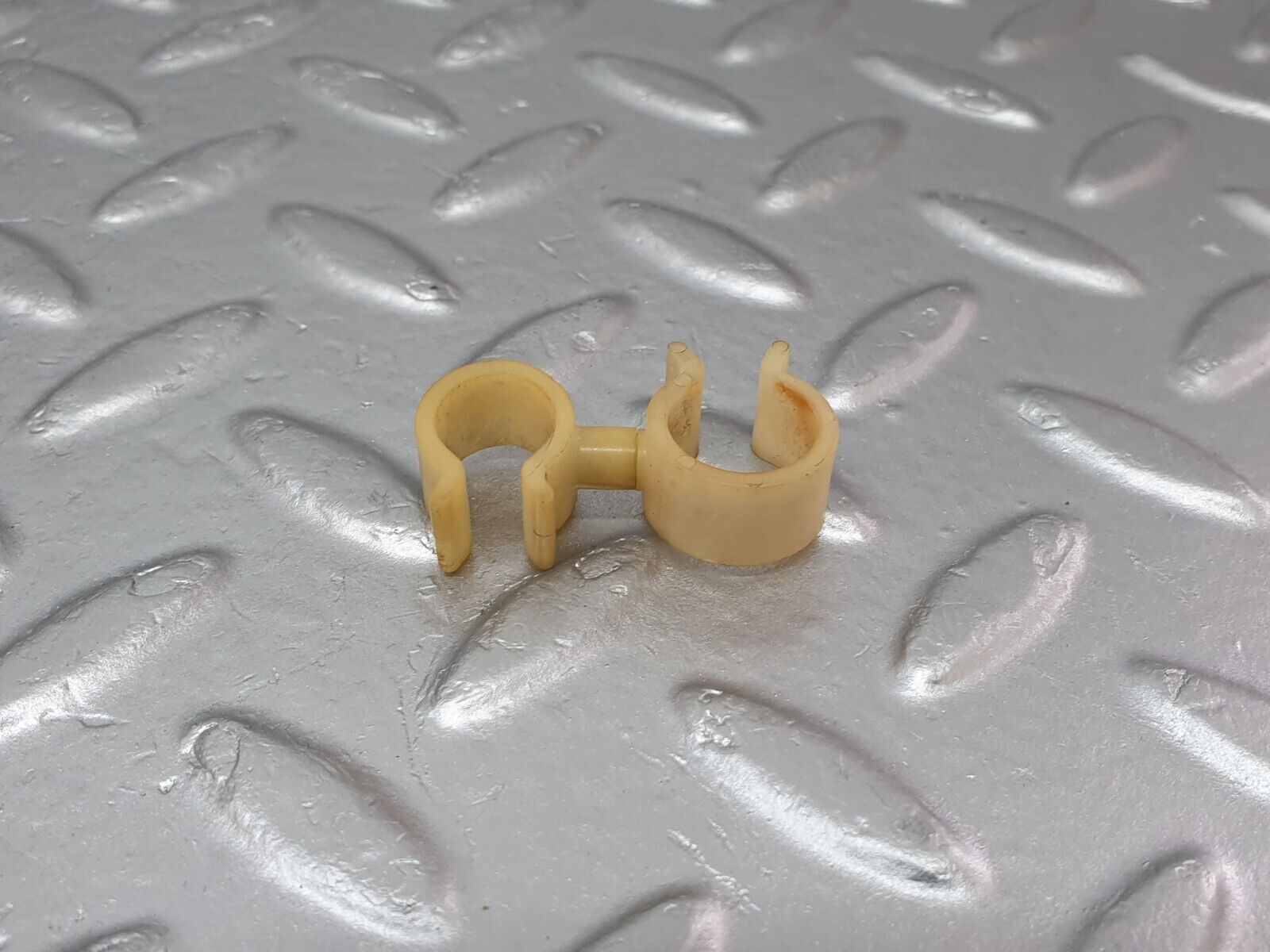 41709 Mercedes-Benz W124 200E Brake Servo Pipe Holder