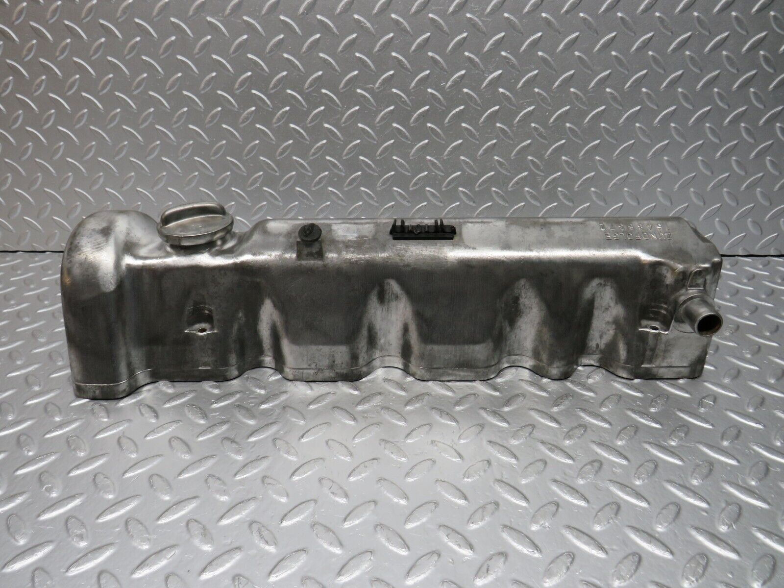 32963 Mercedes-Benz C107 R107 450 Cylinder Head Valve Cover Right 1160163305