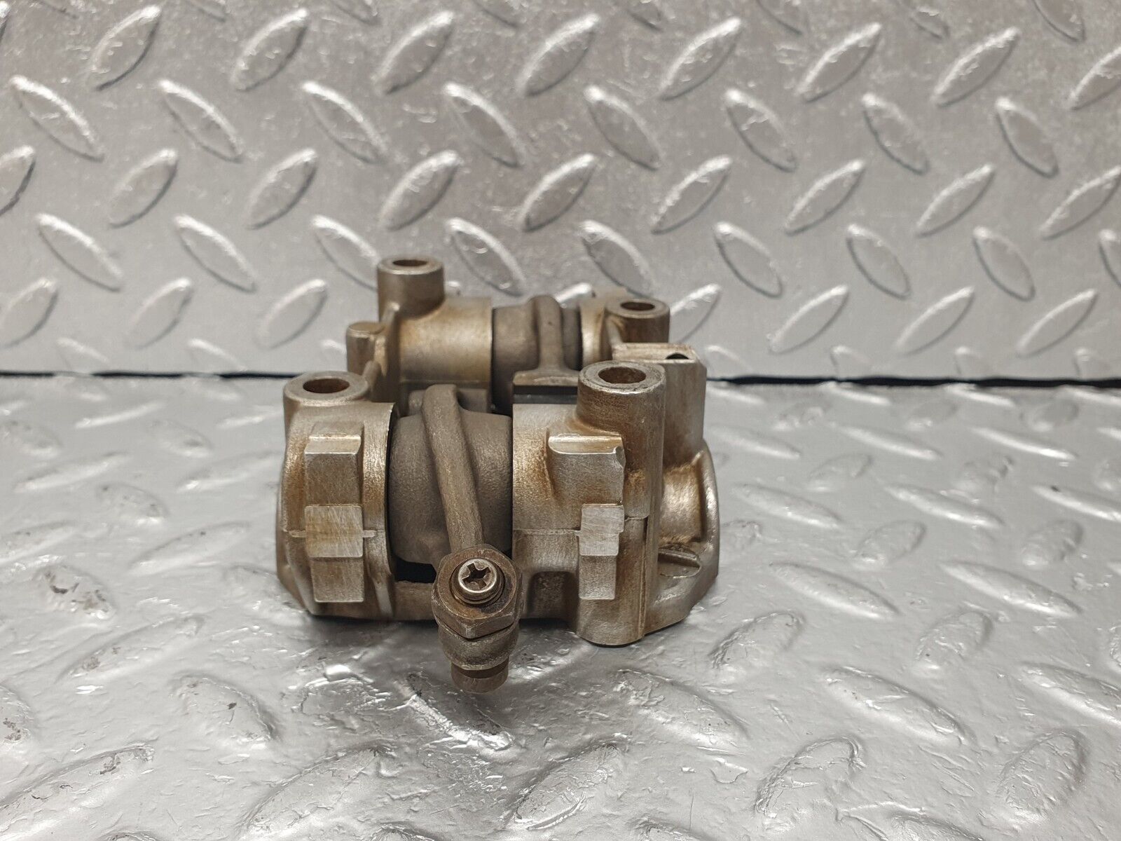 44011 Mercedes-Benz C123 230CE Rocker Arms Camshaft Bearing Block 1020512110