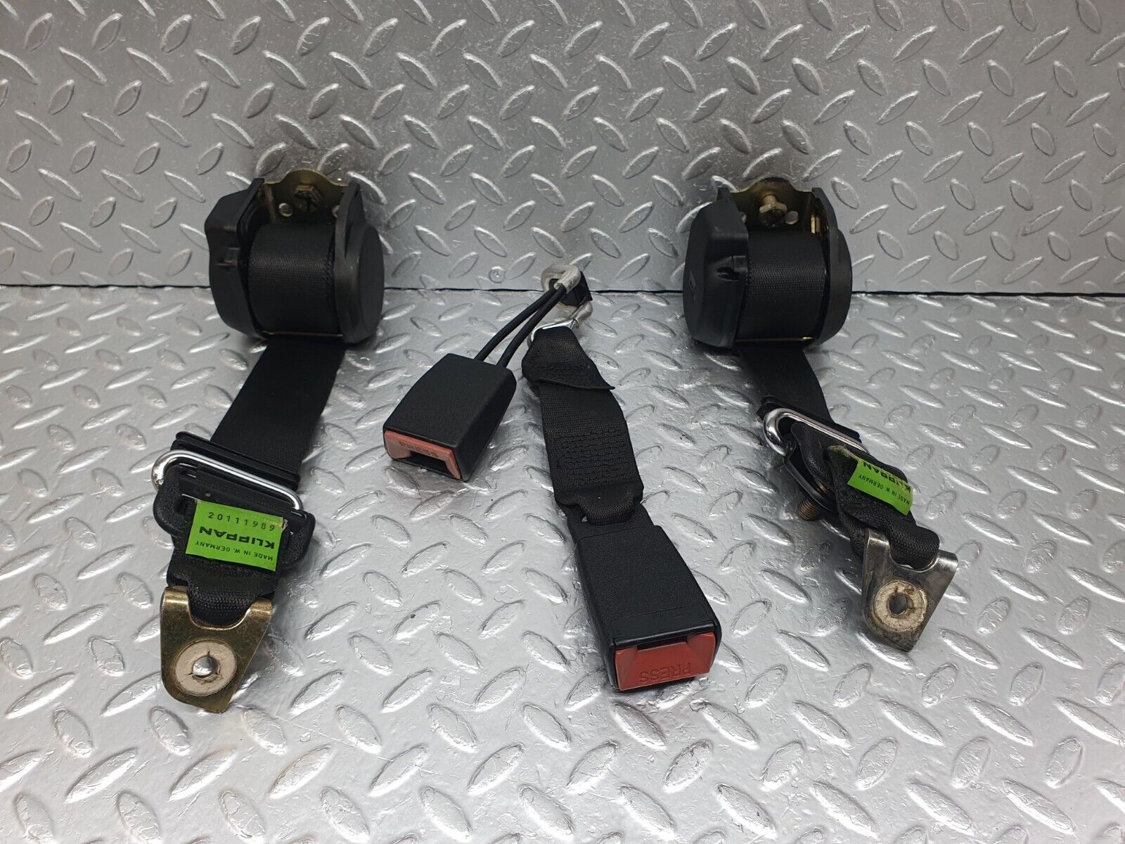 42805 Mercedes-Benz W201 190 2.0L Rear Seat Belt Set With Buckles 1268601886 2018605685