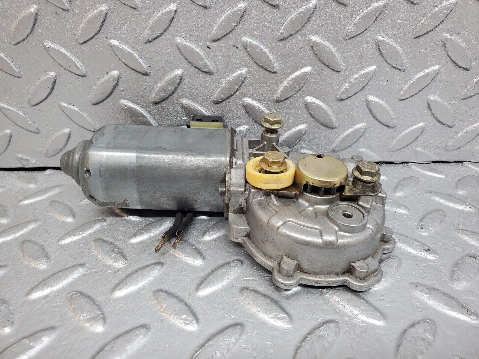 44796 Mercedes-Benz W124 220E Window Regulator Motor Left Bosch 0130821284