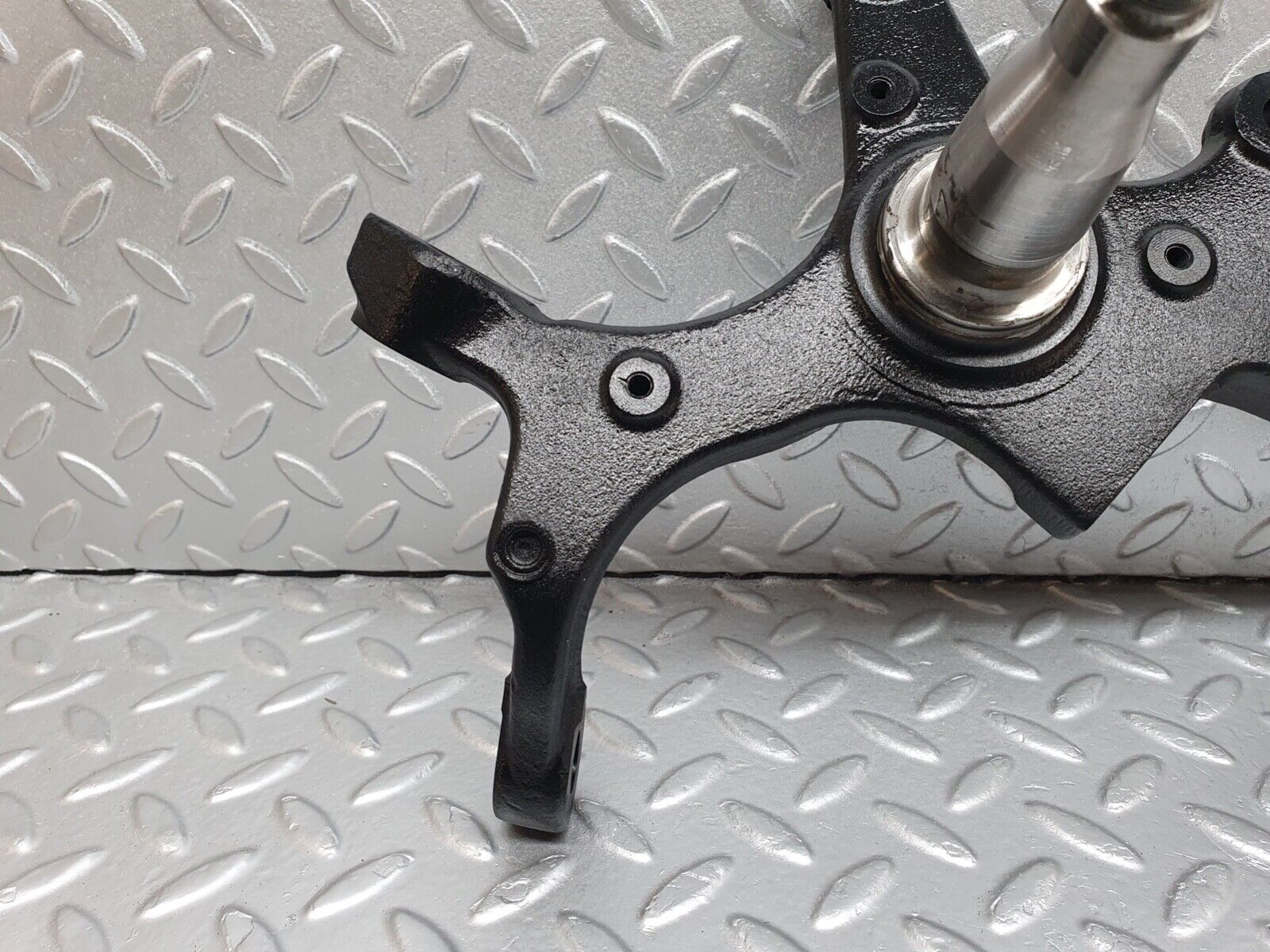 42028 Mercedes-Benz W202 C200 Front Left Steering Knuckle 2021401