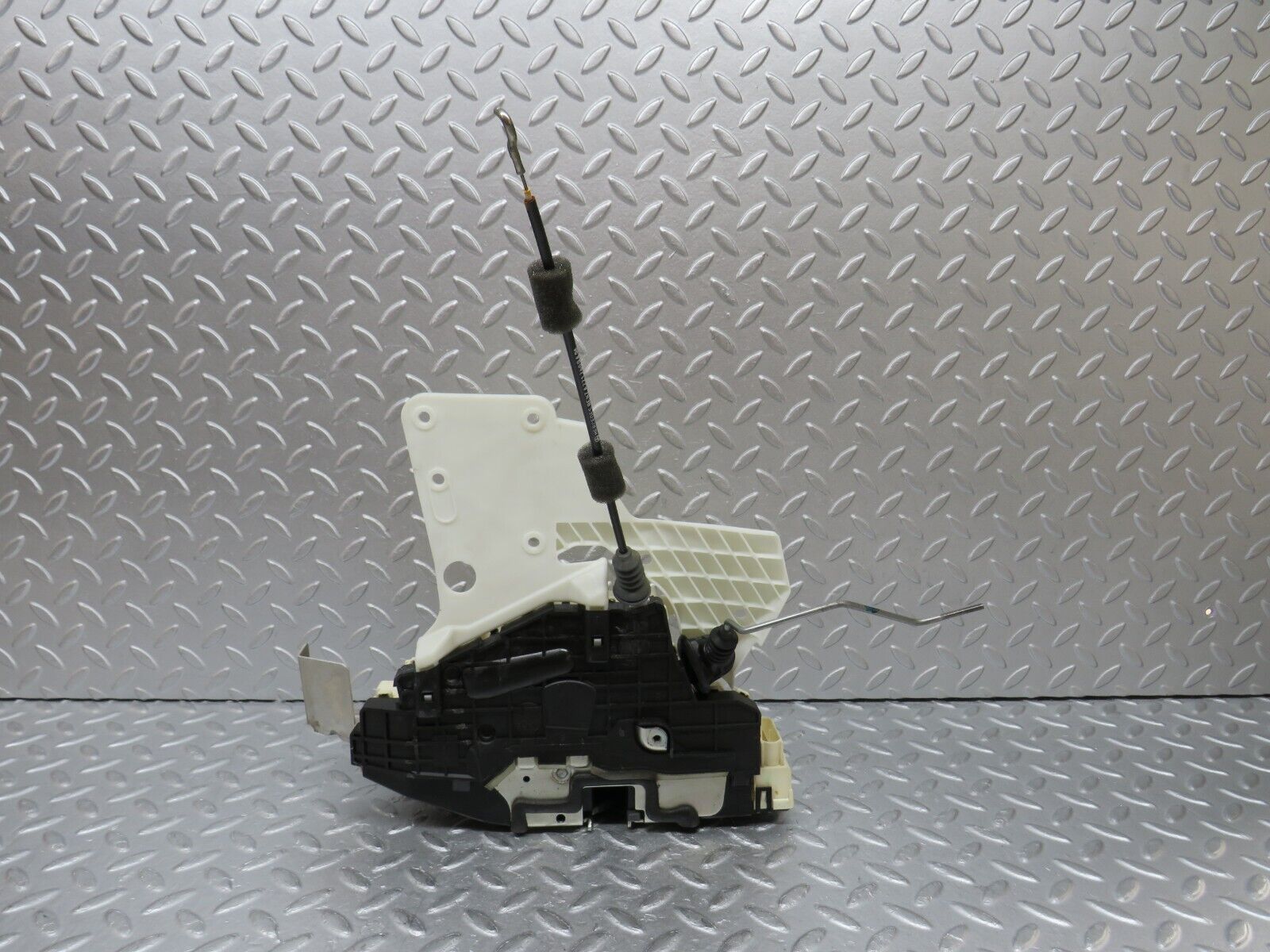 35235 Mercedes-Benz W221 Front Right Door Lock Mechanism 2217202835