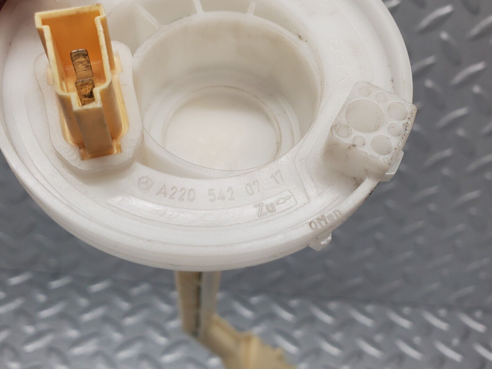 46132 Mercedes-Benz W220 S430 Fuel Level Sender Unit 2205420717