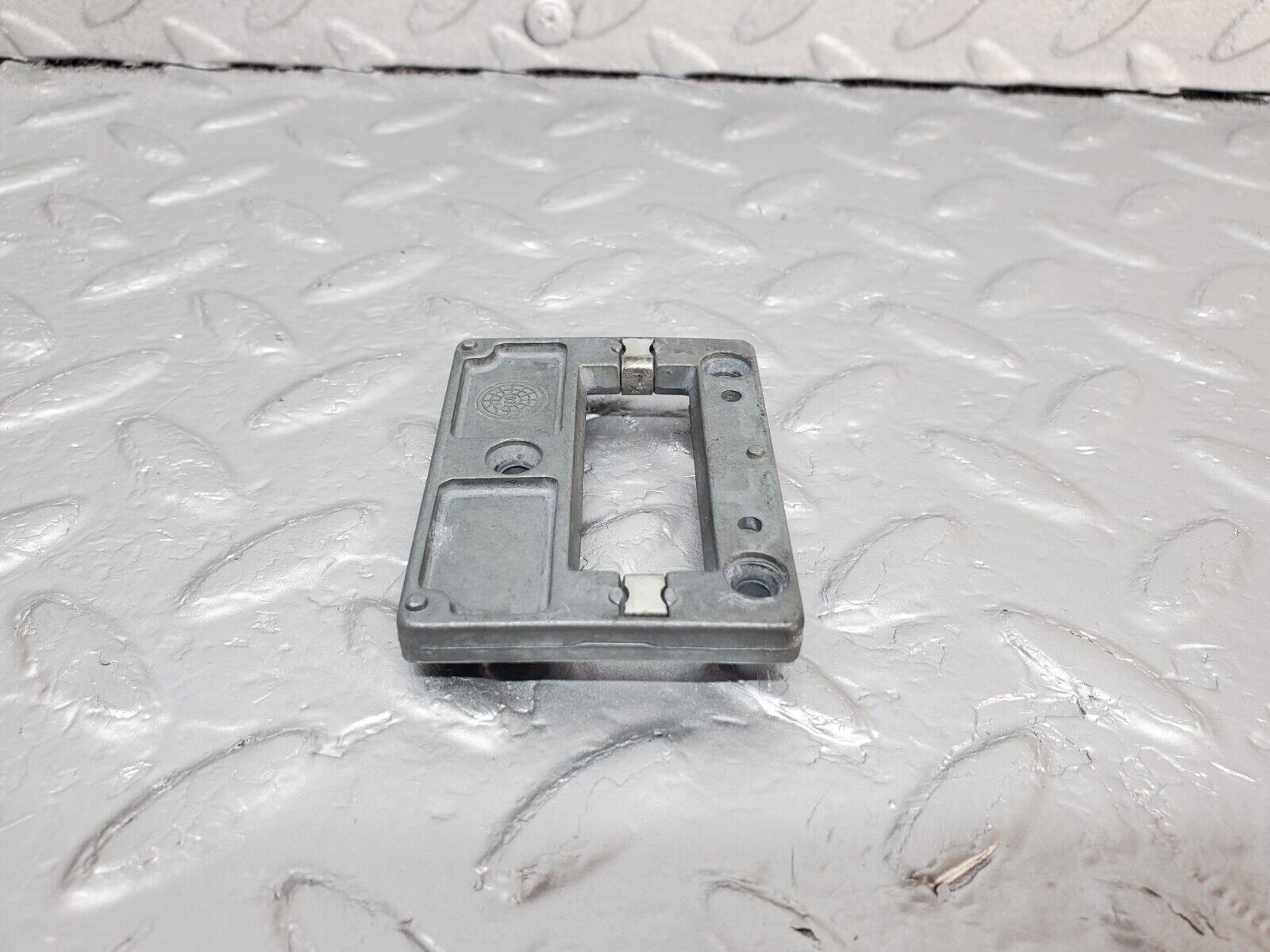 44666 Mercedes-Benz W124 220E Rear View Mirror Bracket 2018100011