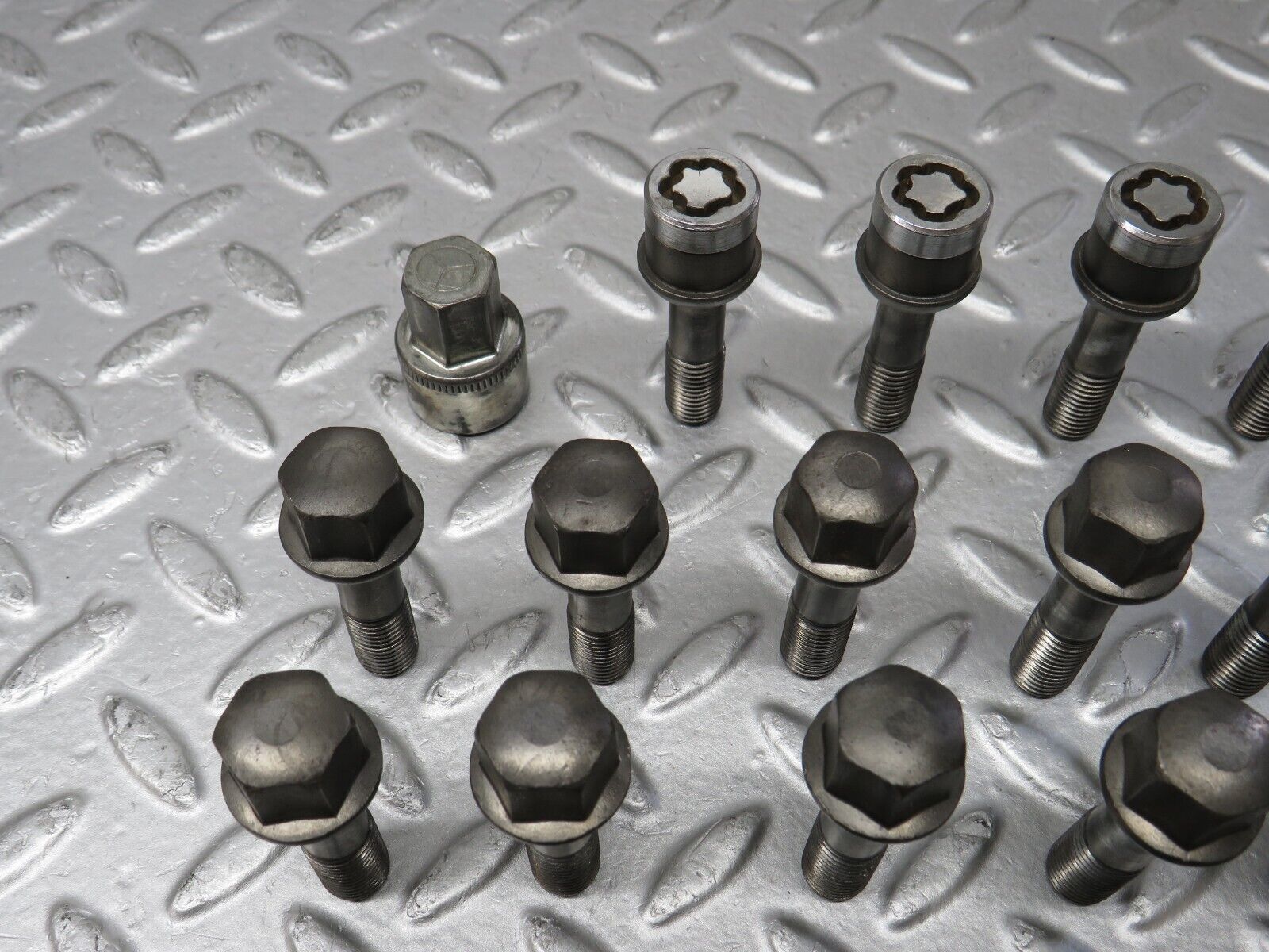 37998 Mercedes-Benz A124 Cabriolet Alloy Wheel Lug Bolt Set With Locking Bolts M12x1.5