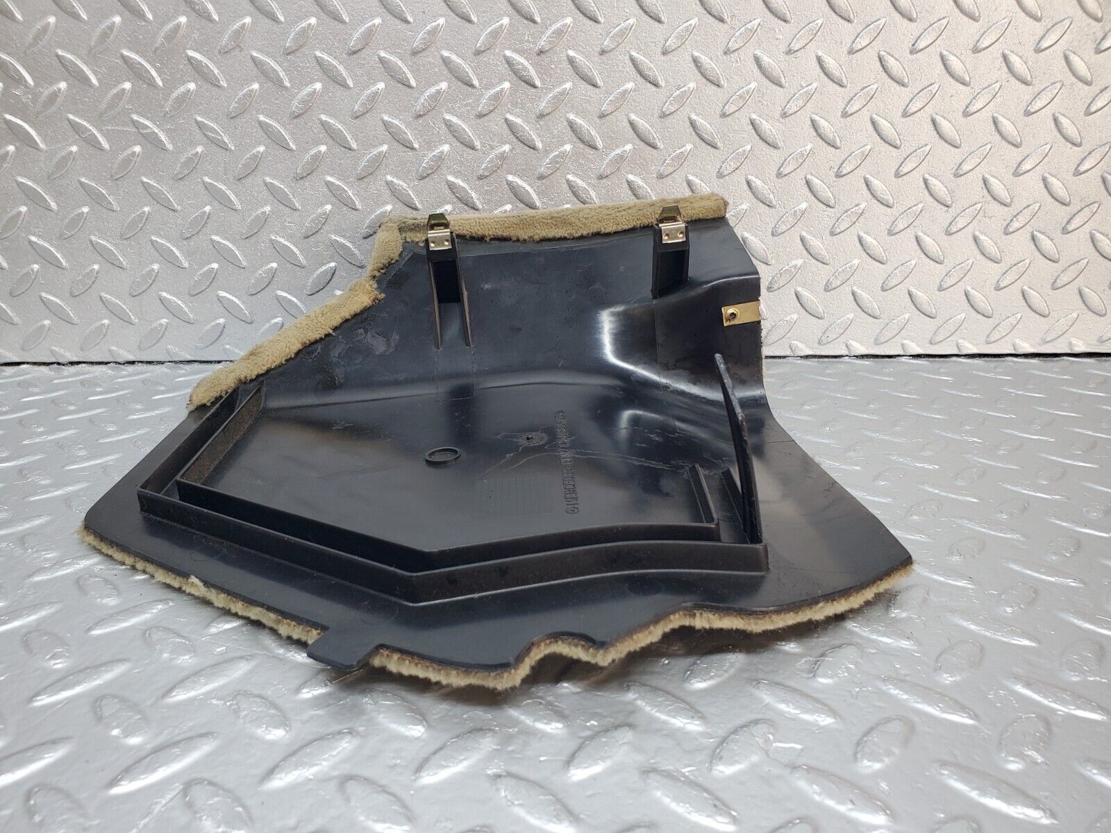 45692 Mercedes-Benz W126 420SE Front Right Kick Panel Beige 1266880406