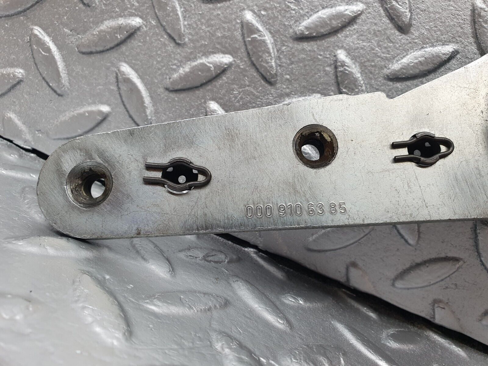 43332 Mercedes-Benz W108 280SE Front Left Seat Hinge Pair With Rod 0009106385 0009106886