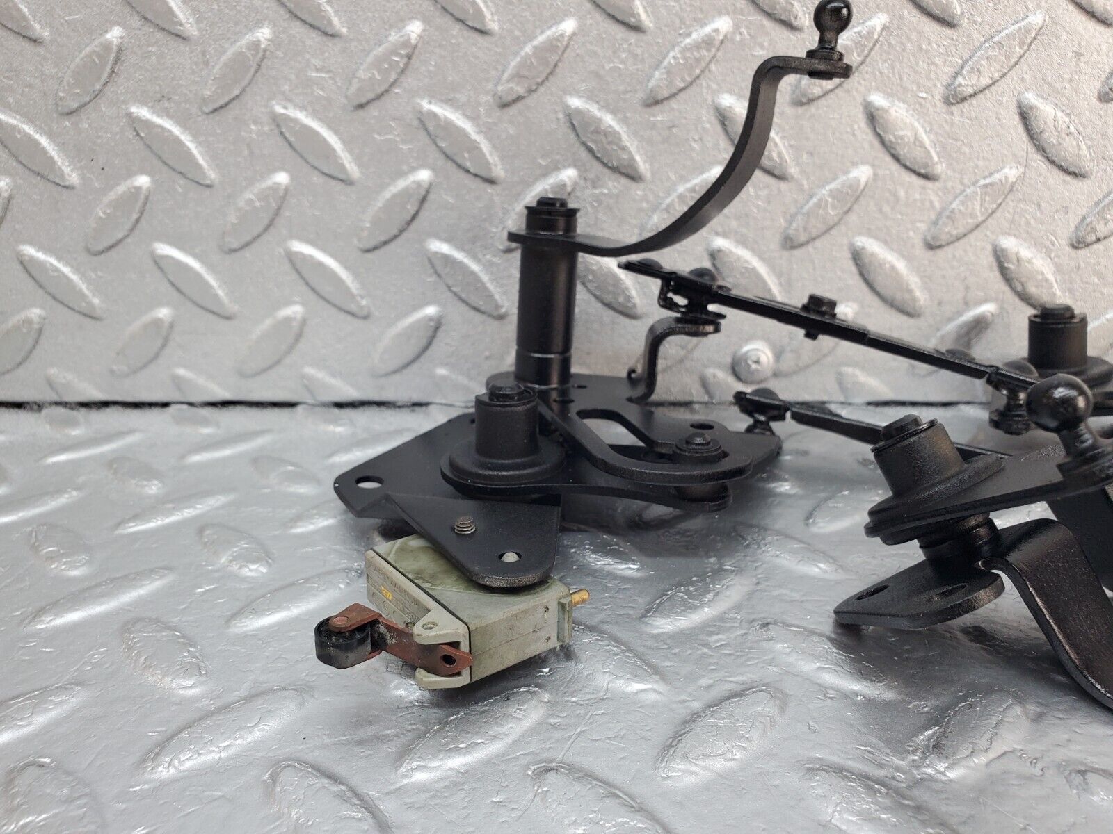 45411 Mercedes-Benz 280E M110.983 Throttle Linkage 0025450114